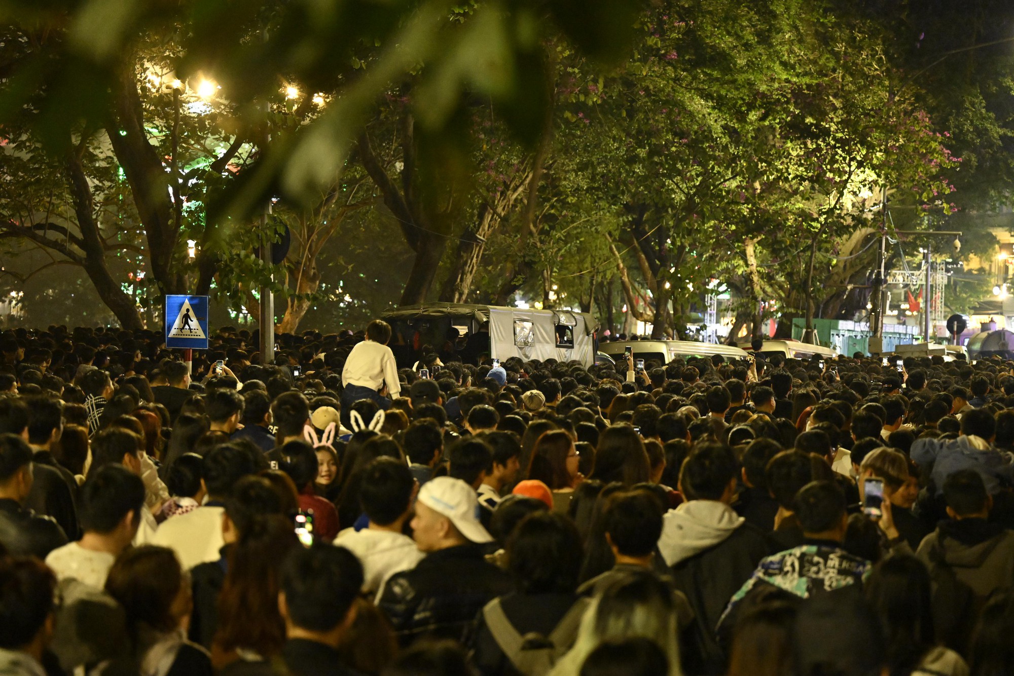 H&igrave;nh ảnh g&acirc;y cho&aacute;ng tại Hồ Gươm d&ugrave; mới 21h ng&agrave;y cuối năm- Ảnh 3.