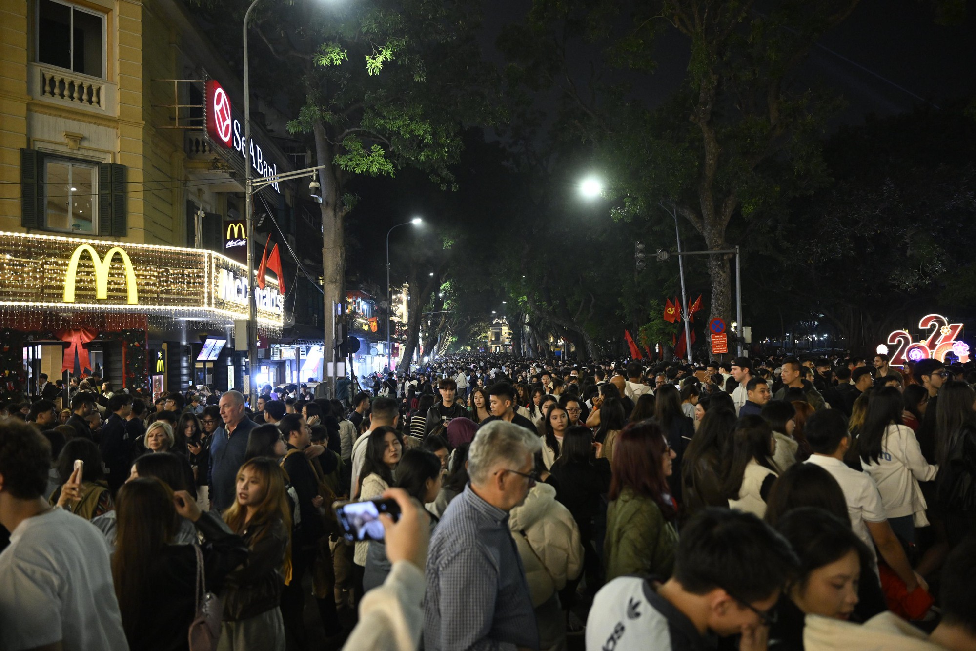 Ph&aacute;o hoa rực s&aacute;ng bầu trời, ch&agrave;o 2026!- Ảnh 5.