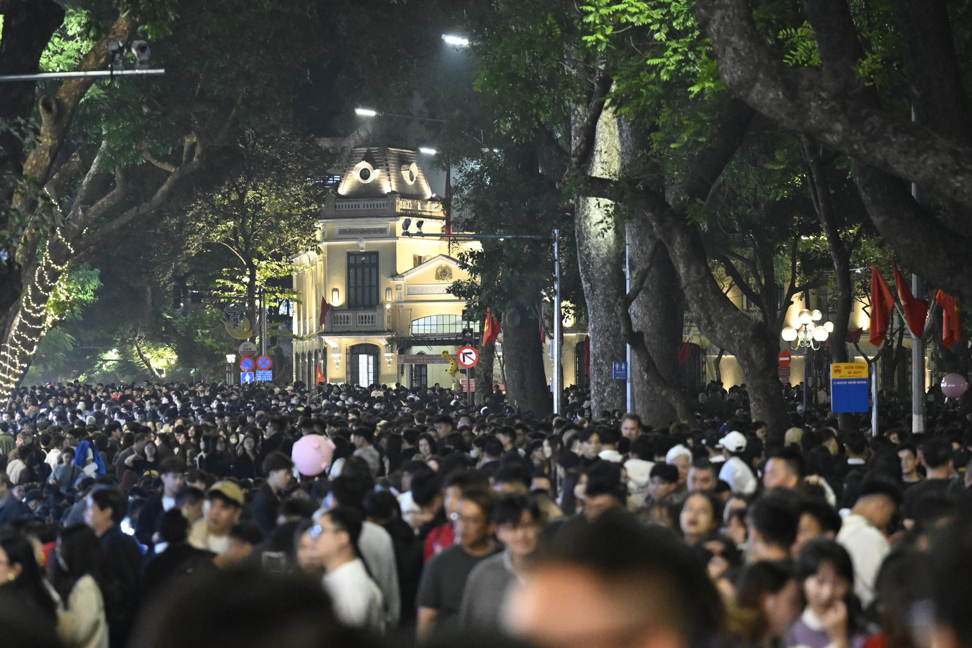 Ph&aacute;o hoa rực s&aacute;ng bầu trời, ch&agrave;o 2026!- Ảnh 6.