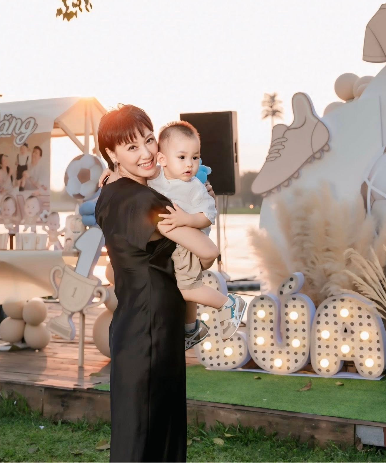 Mẹ Do&atilde;n Hải My U50 khoe visual trẻ đẹp bất bại ng&agrave;y cuối năm, thần th&aacute;i sang chuẩn "mẹ vợ" hot nhất l&agrave;ng b&oacute;ng đ&aacute; - Ảnh 4.