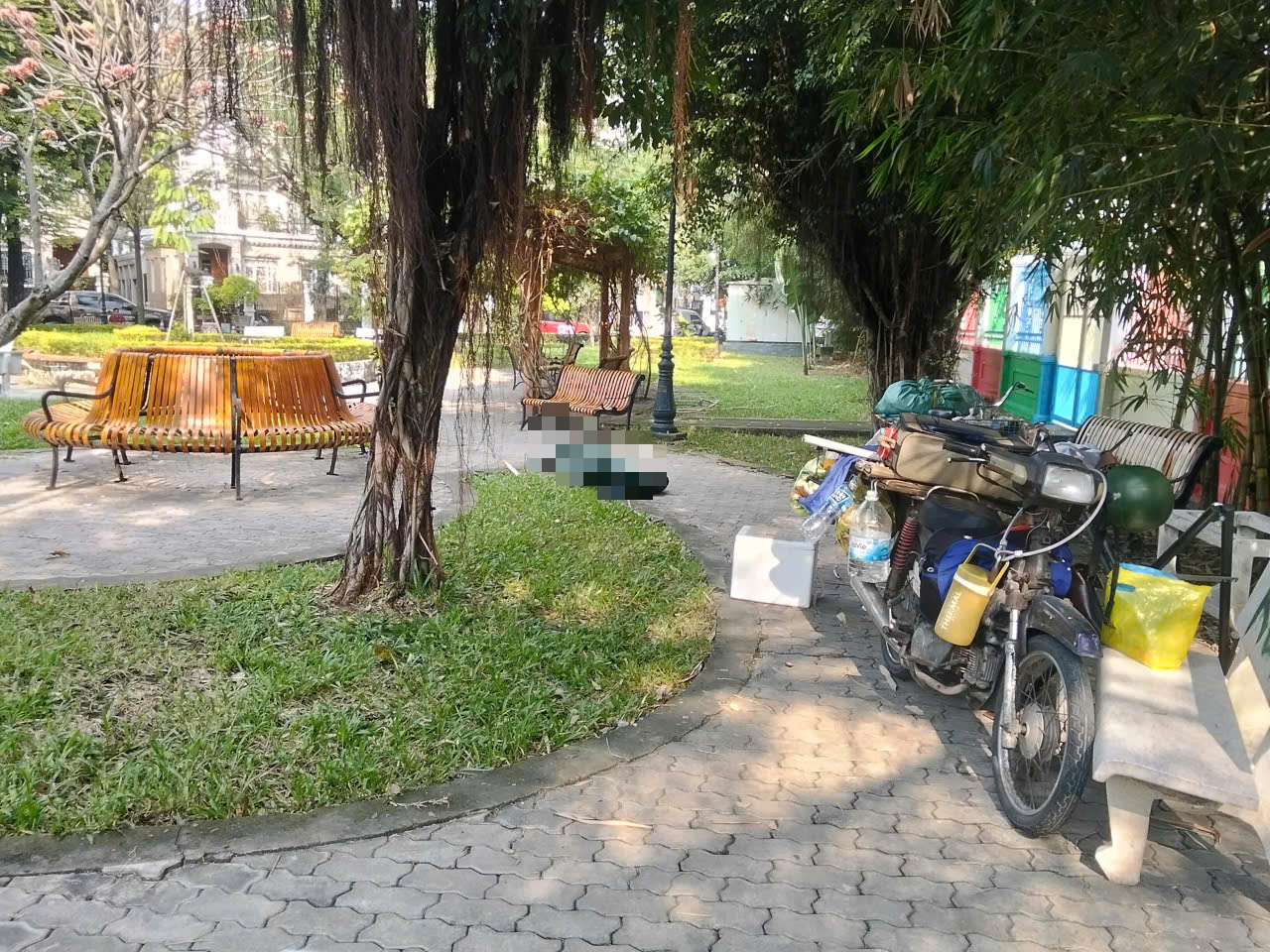 Phát hiện người đàn ông tử vong trong công viên ở TPHCM gây chấn động - Ảnh 1. Phát hiện người đàn ông tử vong trong công viên ở TPHCM gây chấn động - Ảnh 1.