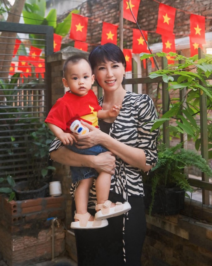 Mẹ Do&atilde;n Hải My U50 khoe visual trẻ đẹp bất bại ng&agrave;y cuối năm, thần th&aacute;i sang chuẩn "mẹ vợ" hot nhất l&agrave;ng b&oacute;ng đ&aacute; - Ảnh 5.