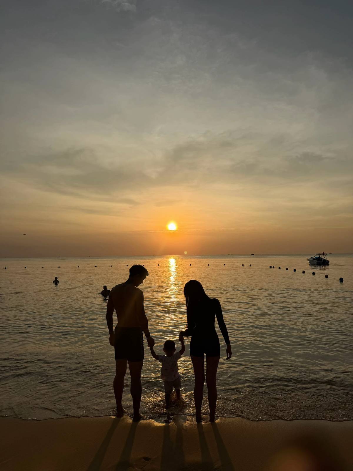 Doãn Hải My khoe chân dài thẳng tắp, tình tứ e ấp bên Văn Hậu, còn ai đồn tiểu thư thích to tiếng với chồng?- Ảnh 4. Doãn Hải My khoe chân dài thẳng tắp, tình tứ e ấp bên Văn Hậu, còn ai đồn tiểu thư thích to tiếng với chồng?- Ảnh 4.