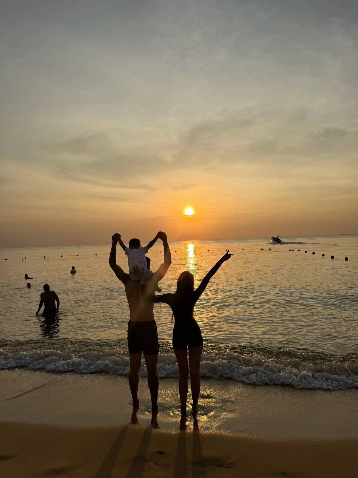 Doãn Hải My khoe chân dài thẳng tắp, tình tứ e ấp bên Văn Hậu, còn ai đồn tiểu thư thích to tiếng với chồng?- Ảnh 3. Doãn Hải My khoe chân dài thẳng tắp, tình tứ e ấp bên Văn Hậu, còn ai đồn tiểu thư thích to tiếng với chồng?- Ảnh 3.