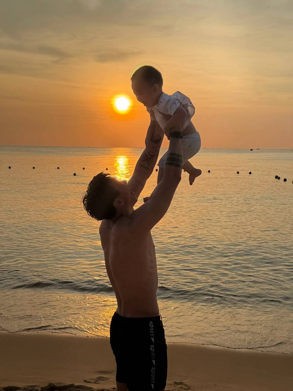 Doãn Hải My khoe chân dài thẳng tắp, tình tứ e ấp bên Văn Hậu, còn ai đồn tiểu thư thích to tiếng với chồng?- Ảnh 5. Doãn Hải My khoe chân dài thẳng tắp, tình tứ e ấp bên Văn Hậu, còn ai đồn tiểu thư thích to tiếng với chồng?- Ảnh 5.