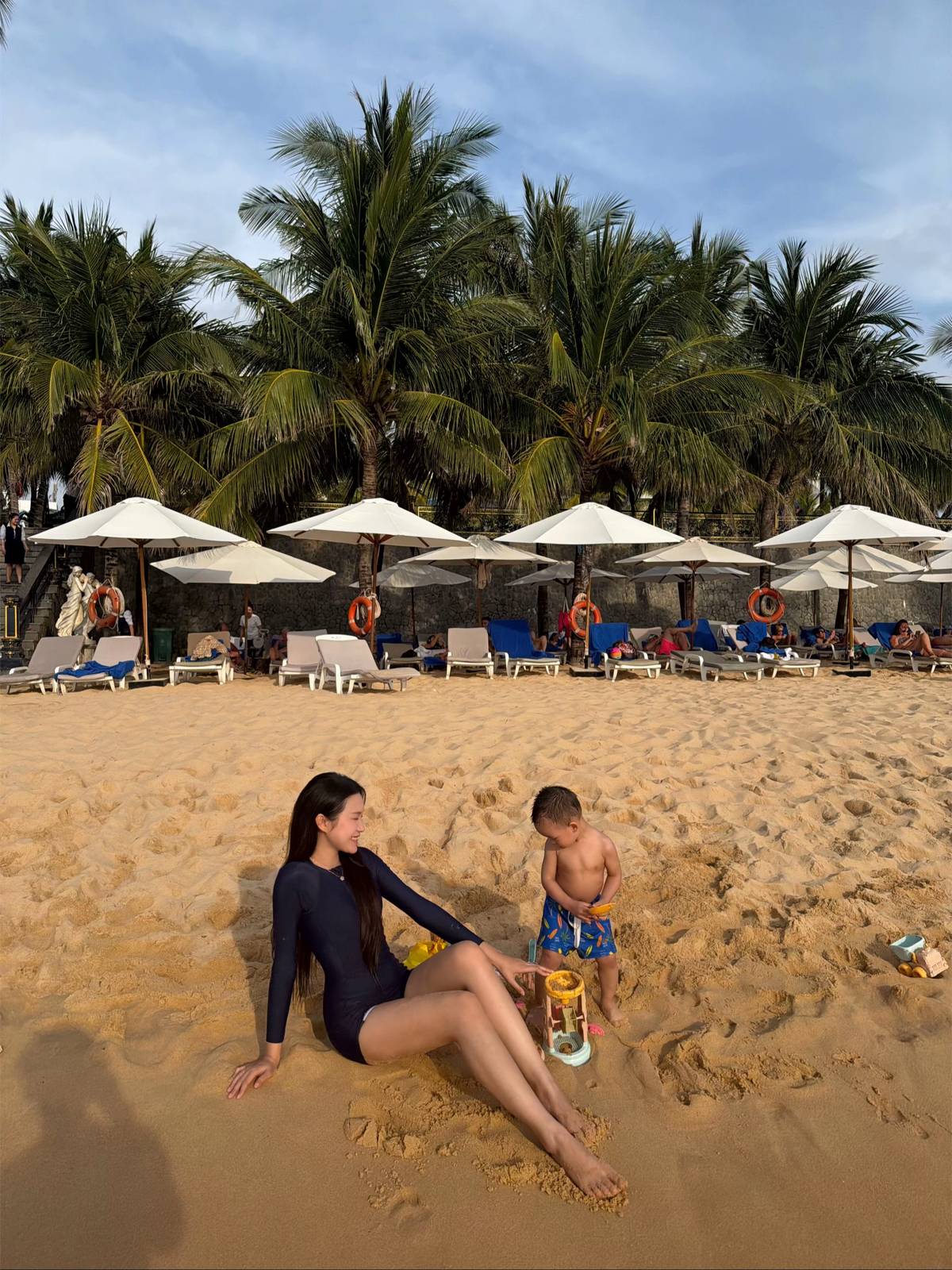 Doãn Hải My khoe chân dài thẳng tắp, tình tứ e ấp bên Văn Hậu, còn ai đồn tiểu thư thích to tiếng với chồng?- Ảnh 8. Doãn Hải My khoe chân dài thẳng tắp, tình tứ e ấp bên Văn Hậu, còn ai đồn tiểu thư thích to tiếng với chồng?- Ảnh 8.