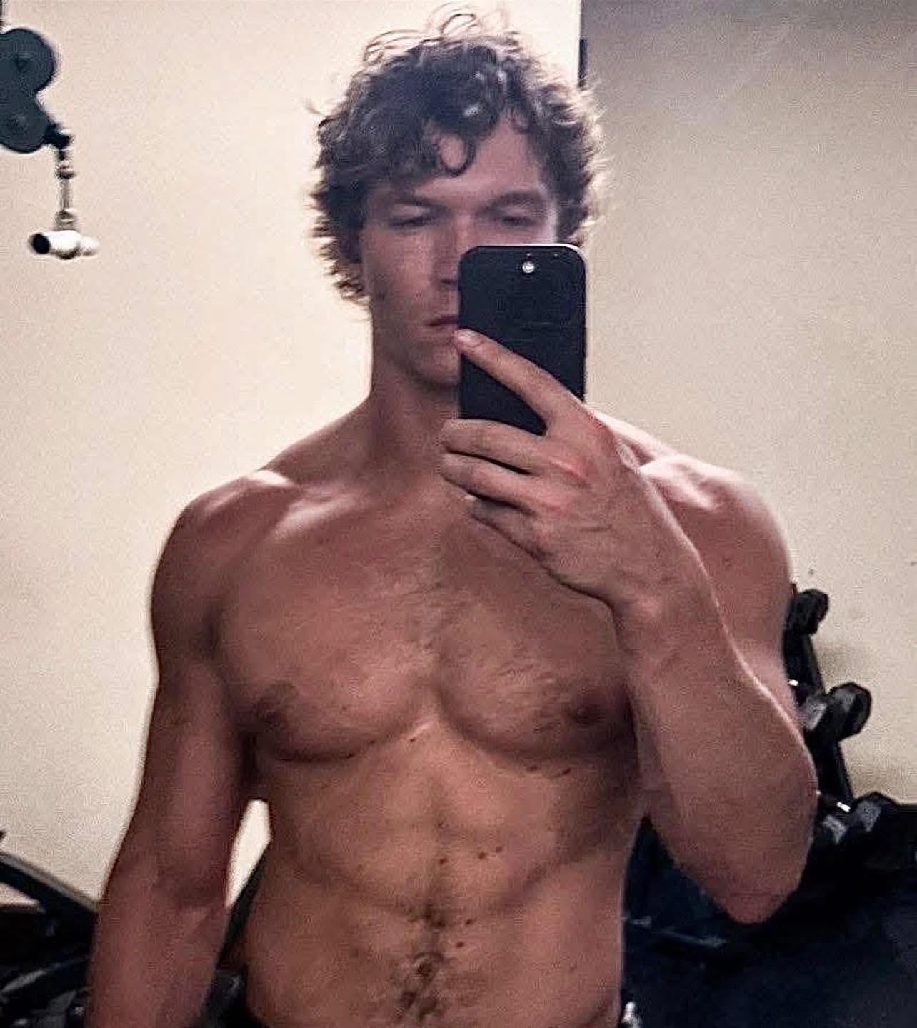 Phim 18+ hay đến mức 1000 người chấm 1 sao vẫn lập kỷ lục 2025, cặp chính đẹp hoàn hảo không biết chê chỗ nào- Ảnh 6. Phim 18+ hay đến mức 1000 người chấm 1 sao vẫn lập kỷ lục 2025, cặp chính đẹp hoàn hảo không biết chê chỗ nào- Ảnh 6.