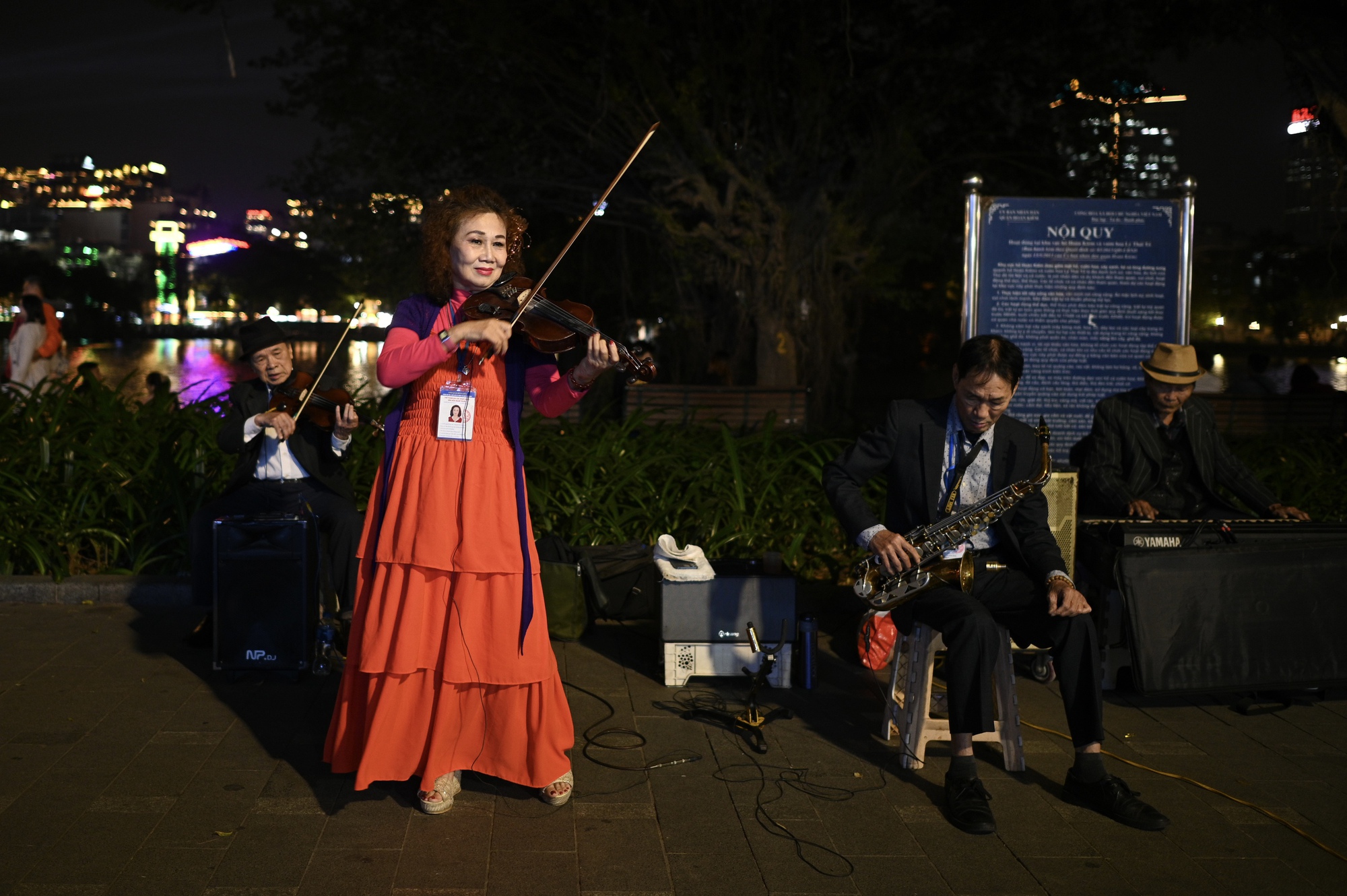 H&igrave;nh ảnh g&acirc;y cho&aacute;ng tại Hồ Gươm d&ugrave; mới 21h ng&agrave;y cuối năm- Ảnh 18.