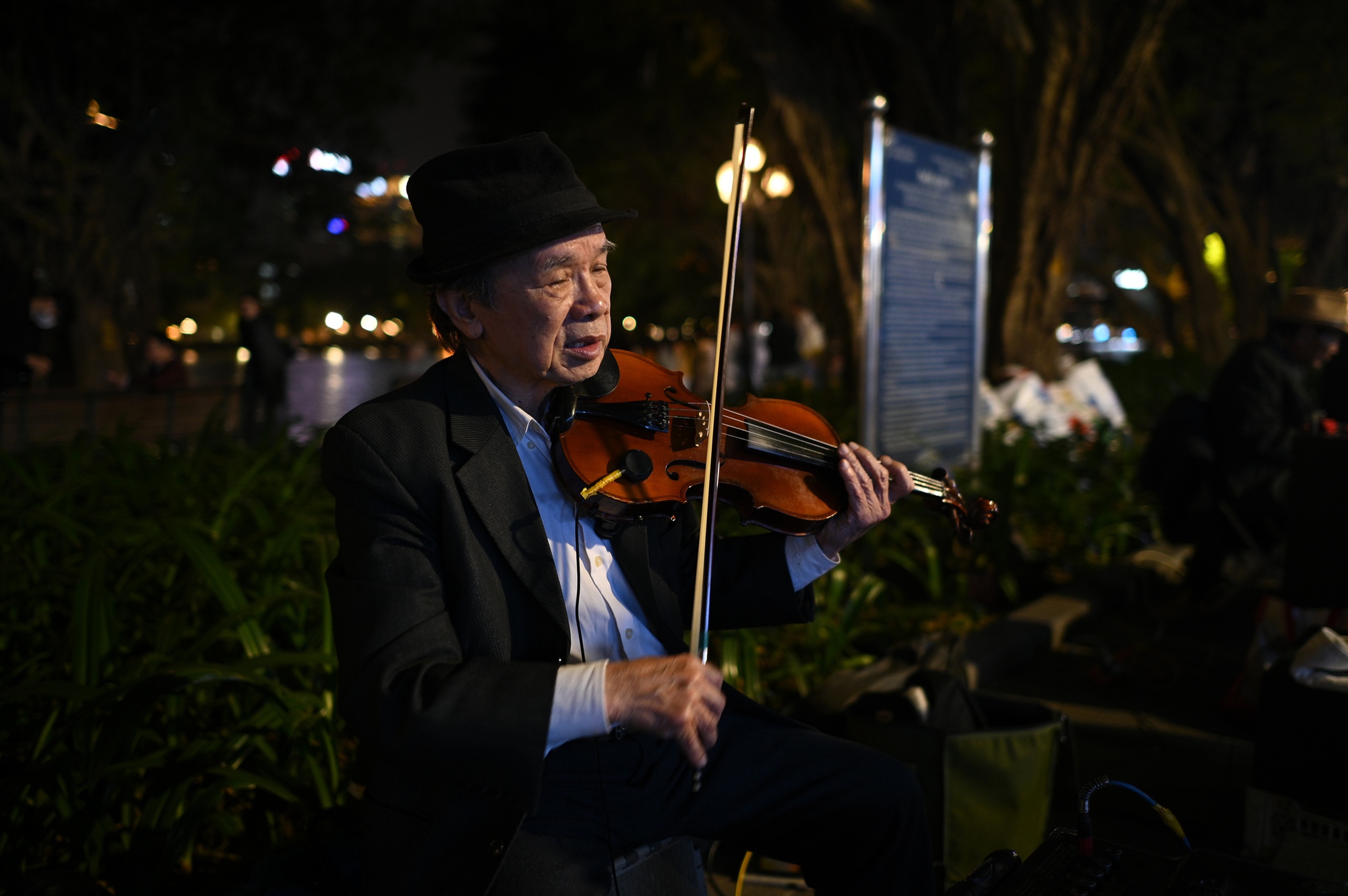 H&igrave;nh ảnh g&acirc;y cho&aacute;ng tại Hồ Gươm d&ugrave; mới 21h ng&agrave;y cuối năm- Ảnh 19.