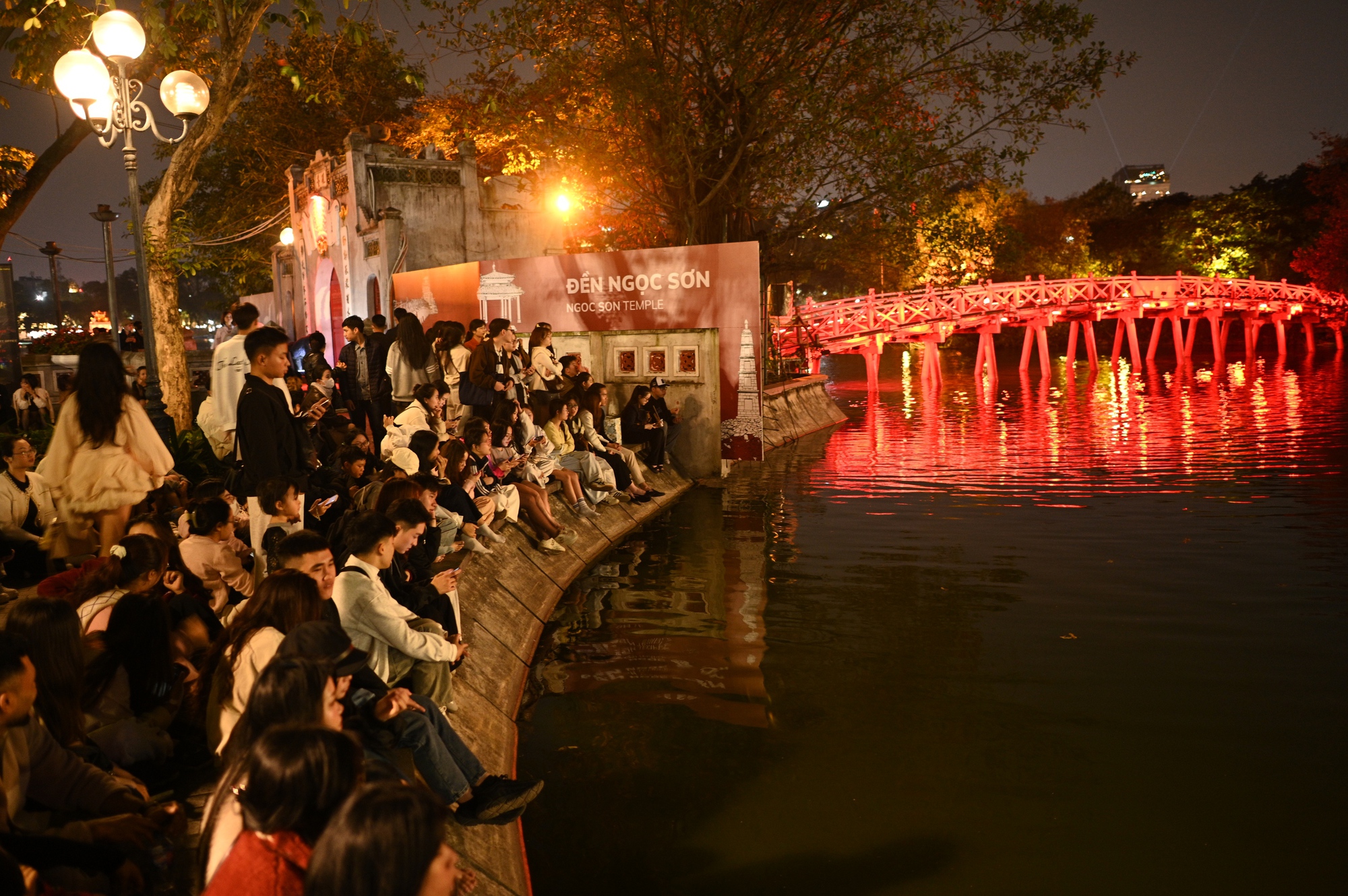 H&igrave;nh ảnh g&acirc;y cho&aacute;ng tại Hồ Gươm d&ugrave; mới 21h ng&agrave;y cuối năm- Ảnh 20.