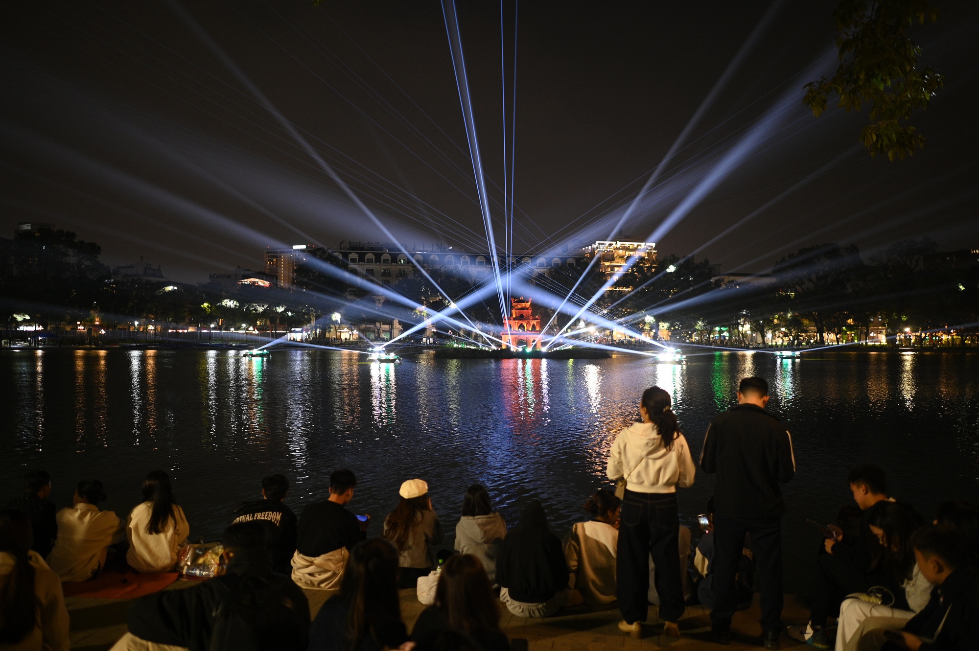 H&igrave;nh ảnh g&acirc;y cho&aacute;ng tại Hồ Gươm d&ugrave; mới 21h ng&agrave;y cuối năm- Ảnh 16.