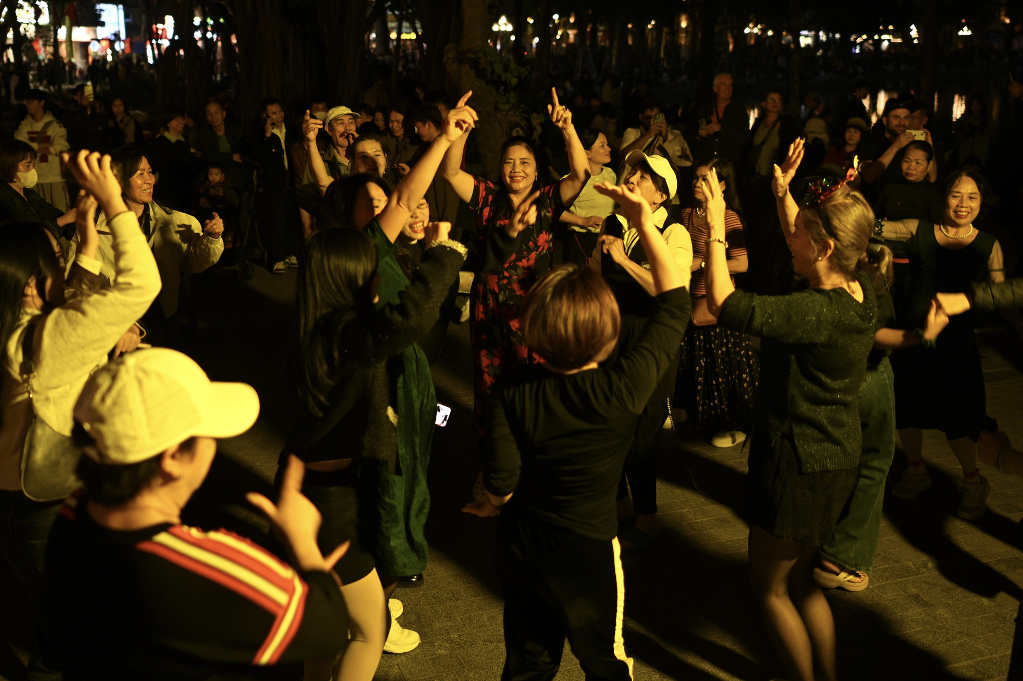 H&igrave;nh ảnh g&acirc;y cho&aacute;ng tại Hồ Gươm d&ugrave; mới 21h ng&agrave;y cuối năm- Ảnh 24.