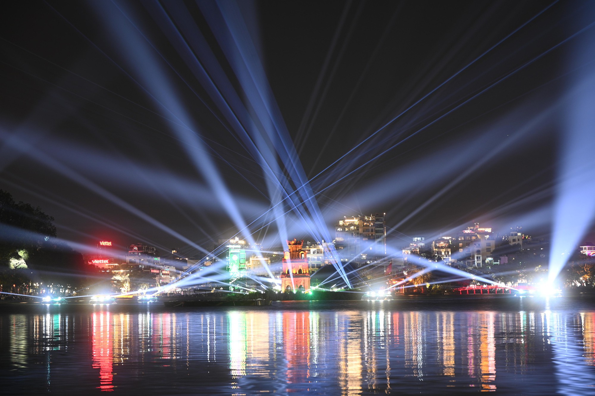 H&igrave;nh ảnh g&acirc;y cho&aacute;ng tại Hồ Gươm d&ugrave; mới 21h ng&agrave;y cuối năm- Ảnh 15.