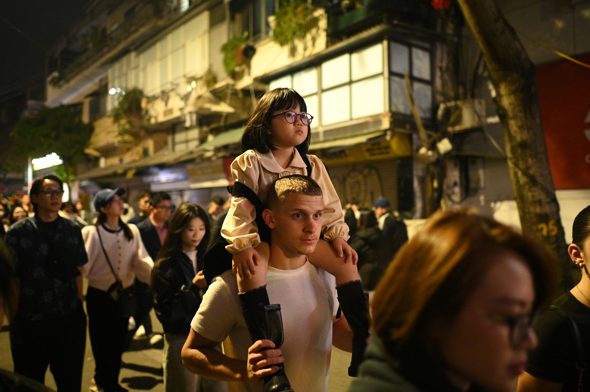 Đ&ecirc;m Giao thừa, v&eacute; gửi xe l&ecirc;n 100k/chiếc, c&aacute;c b&atilde;i gửi chật như n&ecirc;m- Ảnh 2.