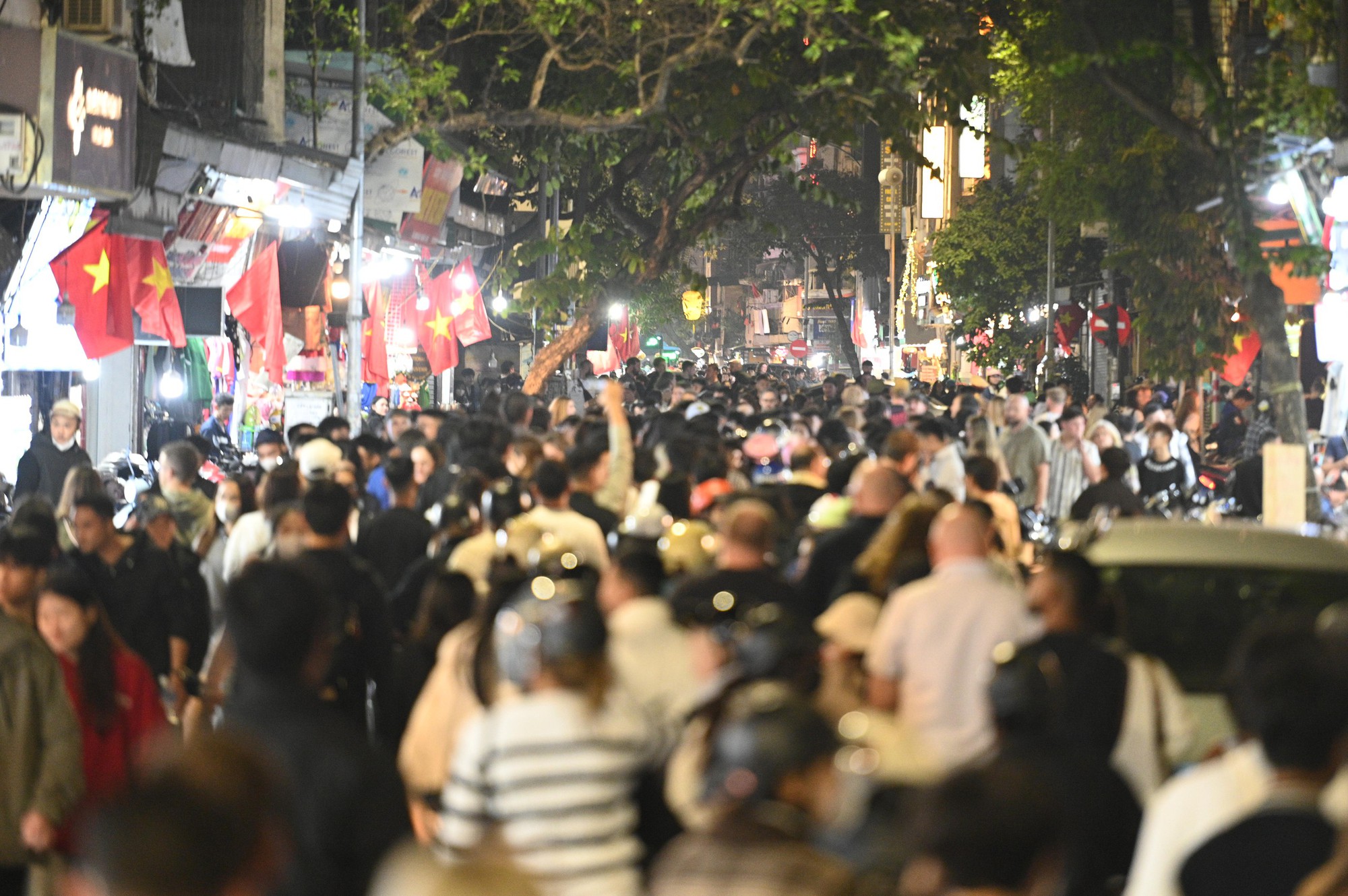 Đ&ecirc;m Giao thừa, v&eacute; gửi xe l&ecirc;n 100k/chiếc, c&aacute;c b&atilde;i gửi chật như n&ecirc;m- Ảnh 1.