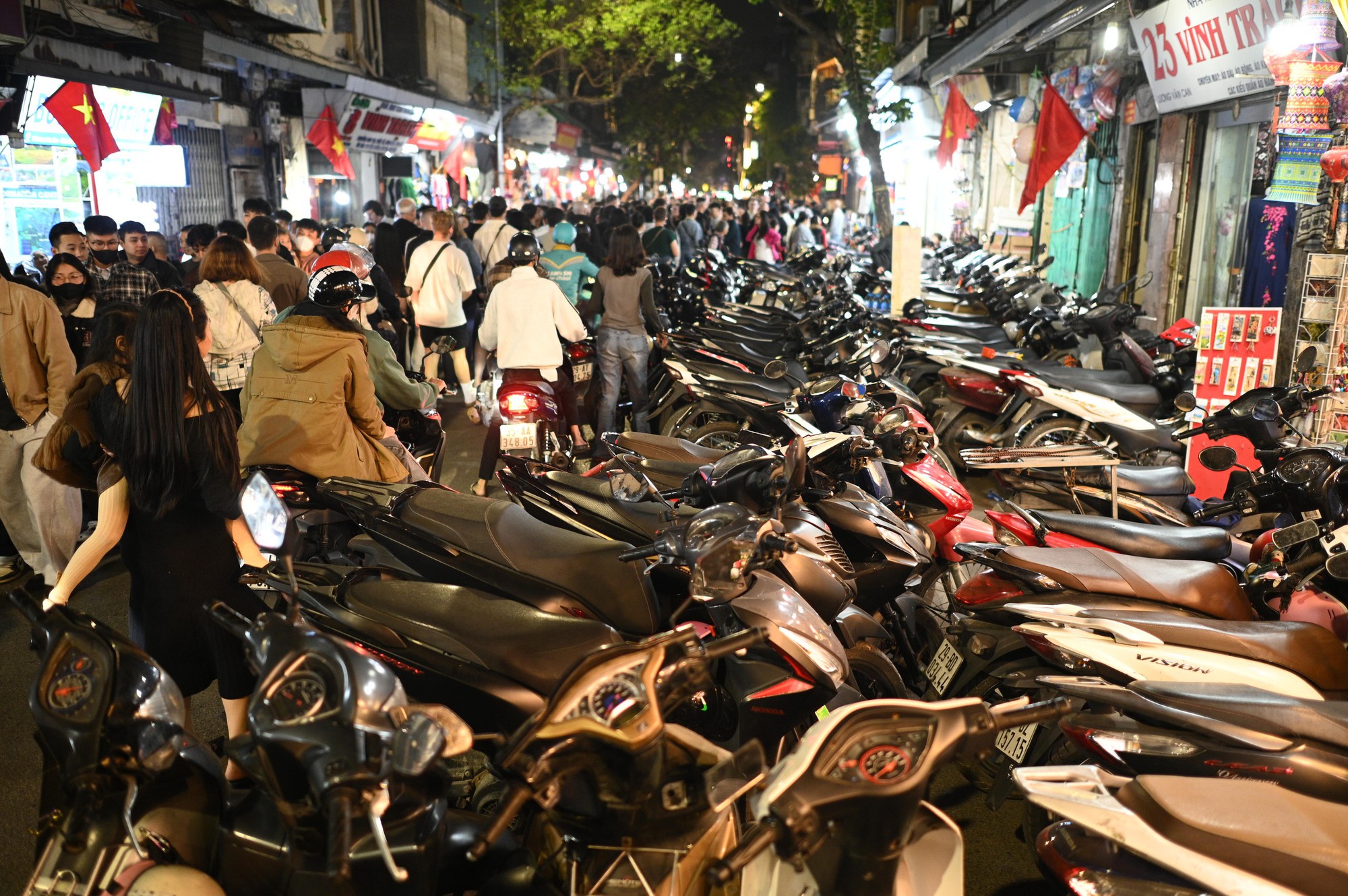 Đ&ecirc;m Giao thừa, v&eacute; gửi xe l&ecirc;n 100k/chiếc, c&aacute;c b&atilde;i gửi chật như n&ecirc;m- Ảnh 3.