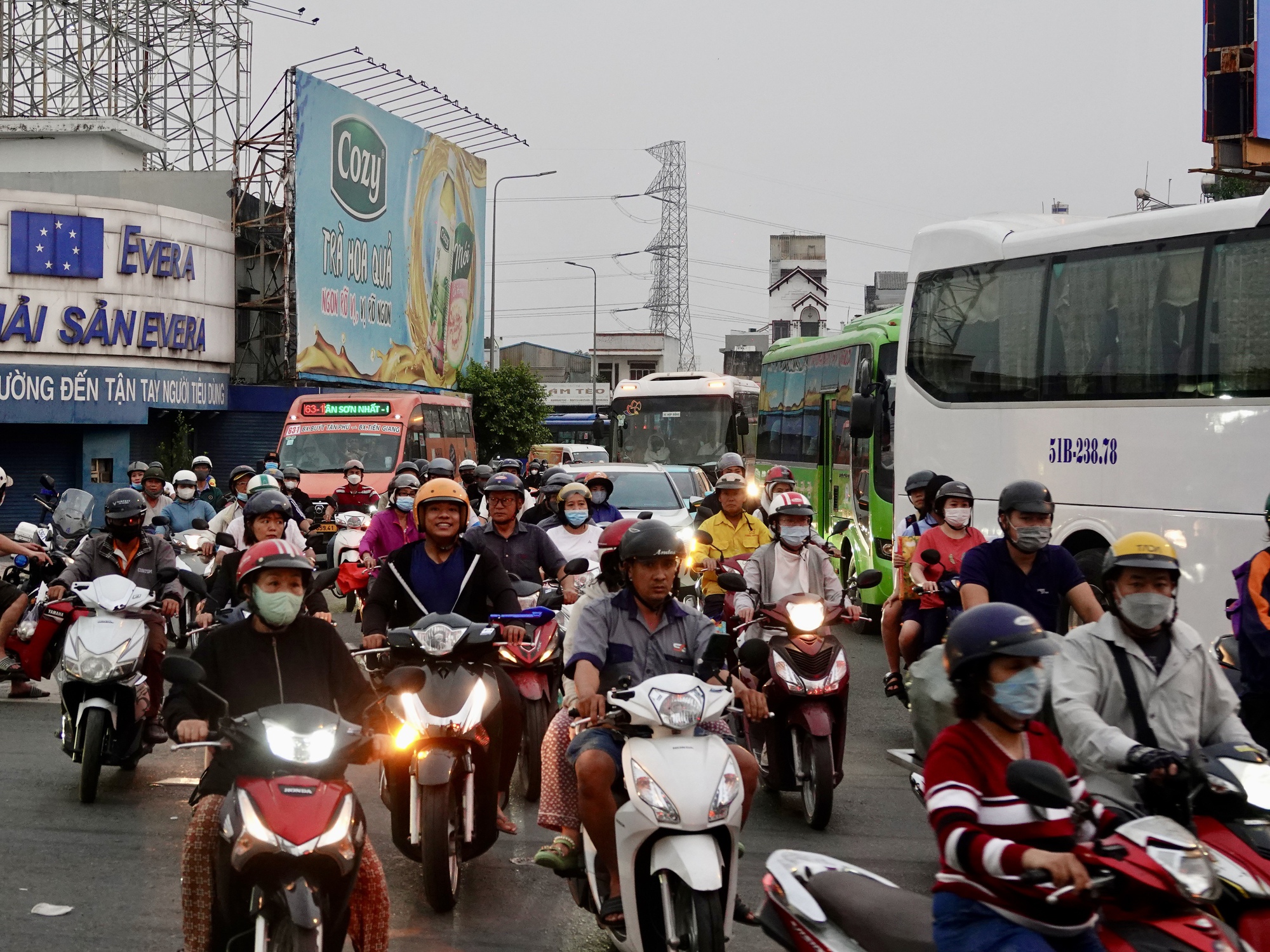 Bộ phim "VỀ QUÊ" chính thức được công chiếu: Toàn cảnh đường phố vào ngày cuối cùng của năm 2025- Ảnh 1. Bộ phim "VỀ QUÊ" chính thức được công chiếu: Toàn cảnh đường phố vào ngày cuối cùng của năm 2025- Ảnh 1.