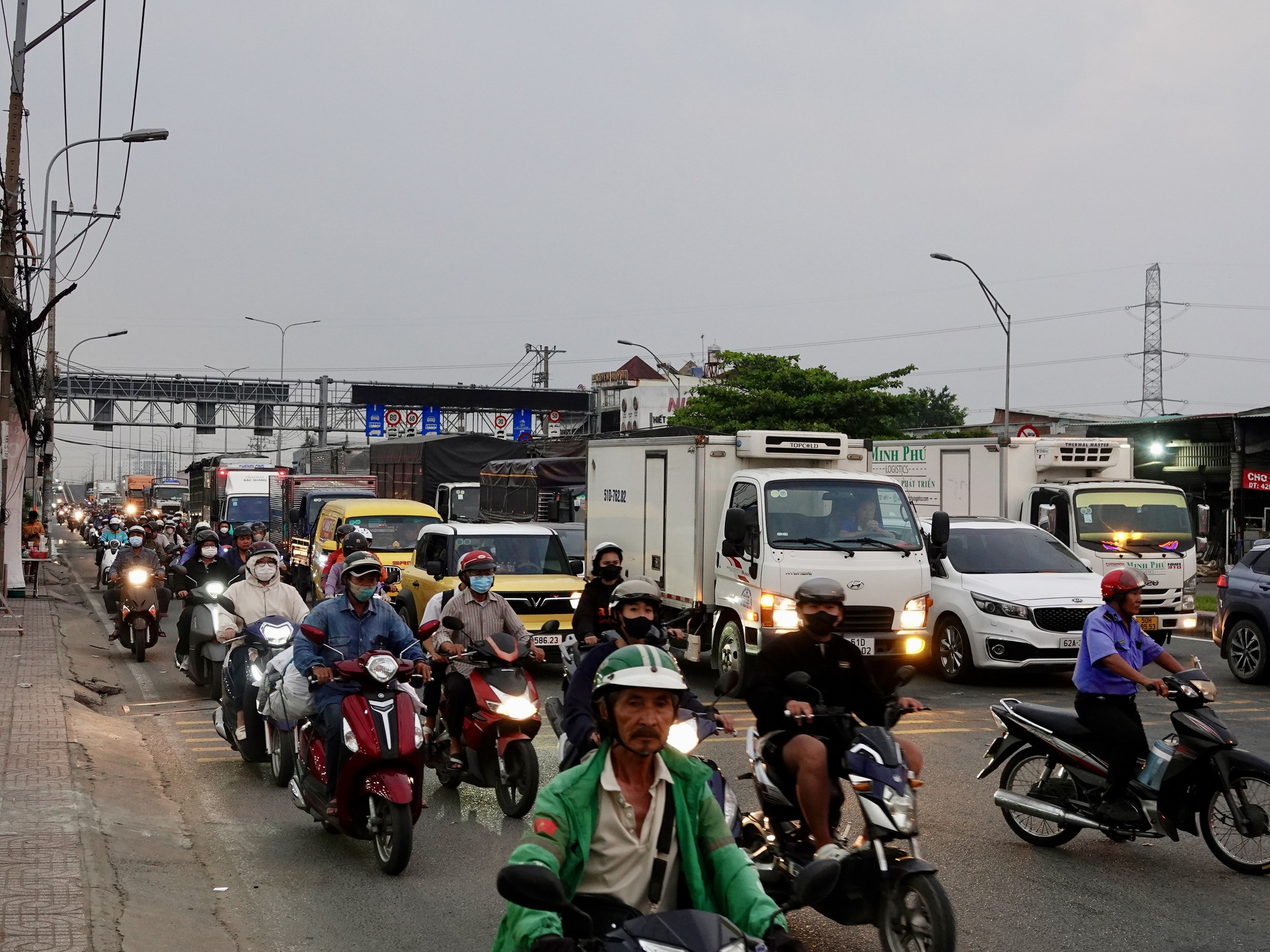 Bộ phim "VỀ QUÊ" chính thức được công chiếu: Toàn cảnh đường phố vào ngày cuối cùng của năm 2025- Ảnh 2. Bộ phim "VỀ QUÊ" chính thức được công chiếu: Toàn cảnh đường phố vào ngày cuối cùng của năm 2025- Ảnh 2.