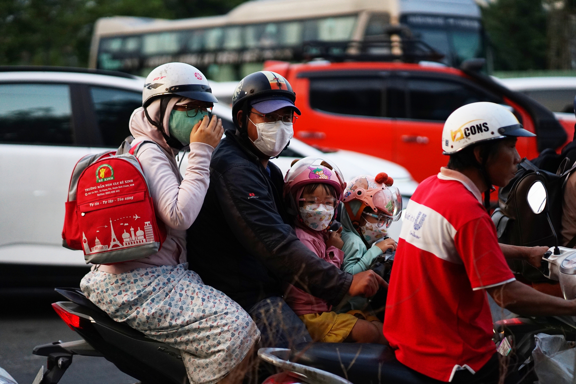 Bộ phim "VỀ QUÊ" chính thức được công chiếu: Toàn cảnh đường phố vào ngày cuối cùng của năm 2025- Ảnh 9. Bộ phim "VỀ QUÊ" chính thức được công chiếu: Toàn cảnh đường phố vào ngày cuối cùng của năm 2025- Ảnh 9.