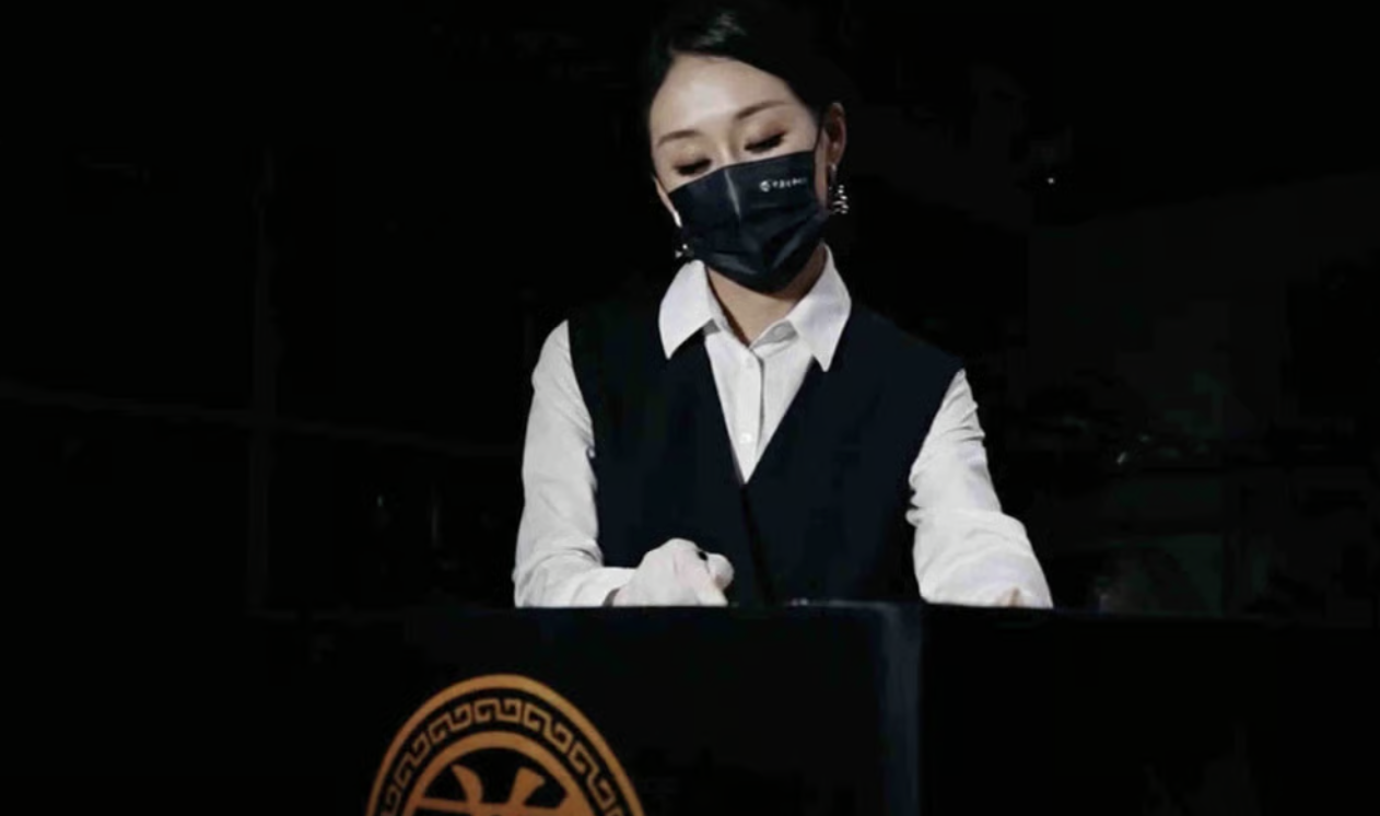 Nữ nh&acirc;n vi&ecirc;n mai t&aacute;ng g&acirc;y tranh c&atilde;i v&igrave; trang điểm v&agrave; d&ugrave;ng nước hoa khi l&agrave;m việc - Ảnh 2.