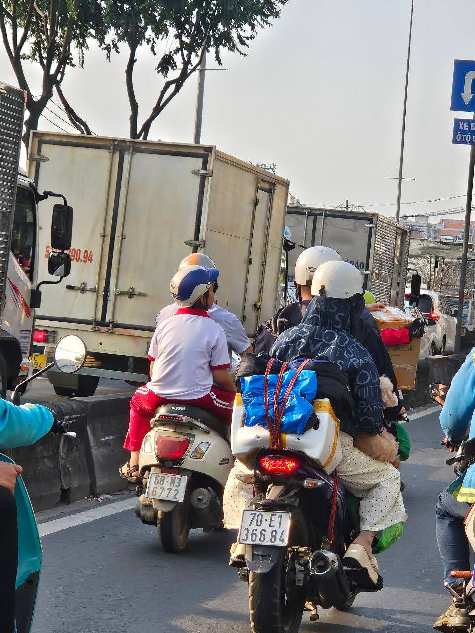 Bộ phim "VỀ QUÊ" chính thức được công chiếu: Toàn cảnh đường phố vào ngày cuối cùng của năm 2025- Ảnh 27. Bộ phim "VỀ QUÊ" chính thức được công chiếu: Toàn cảnh đường phố vào ngày cuối cùng của năm 2025- Ảnh 27.