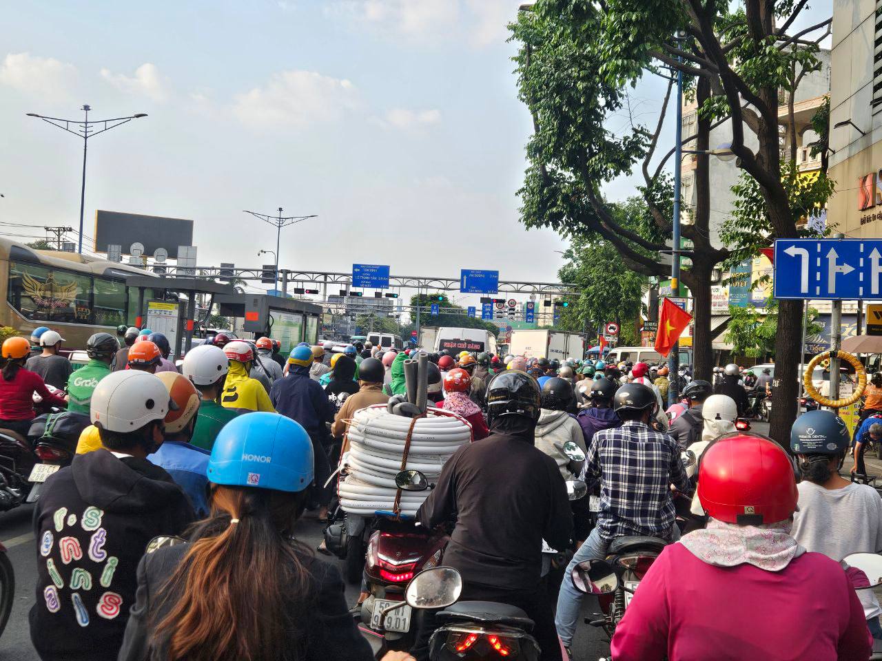 Bộ phim "VỀ QUÊ" chính thức được công chiếu: Toàn cảnh đường phố vào ngày cuối cùng của năm 2025- Ảnh 24. Bộ phim "VỀ QUÊ" chính thức được công chiếu: Toàn cảnh đường phố vào ngày cuối cùng của năm 2025- Ảnh 24.