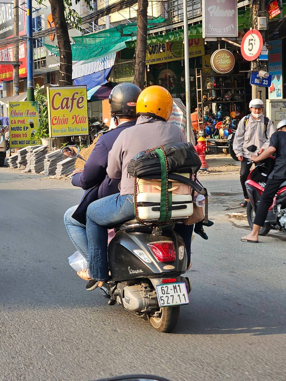 Bộ phim "VỀ QUÊ" chính thức được công chiếu: Toàn cảnh đường phố vào ngày cuối cùng của năm 2025- Ảnh 25. Bộ phim "VỀ QUÊ" chính thức được công chiếu: Toàn cảnh đường phố vào ngày cuối cùng của năm 2025- Ảnh 25.
