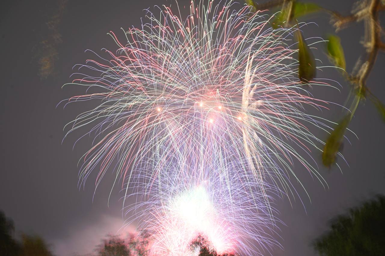 Ph&aacute;o hoa rực s&aacute;ng bầu trời, ch&agrave;o 2026!- Ảnh 1.