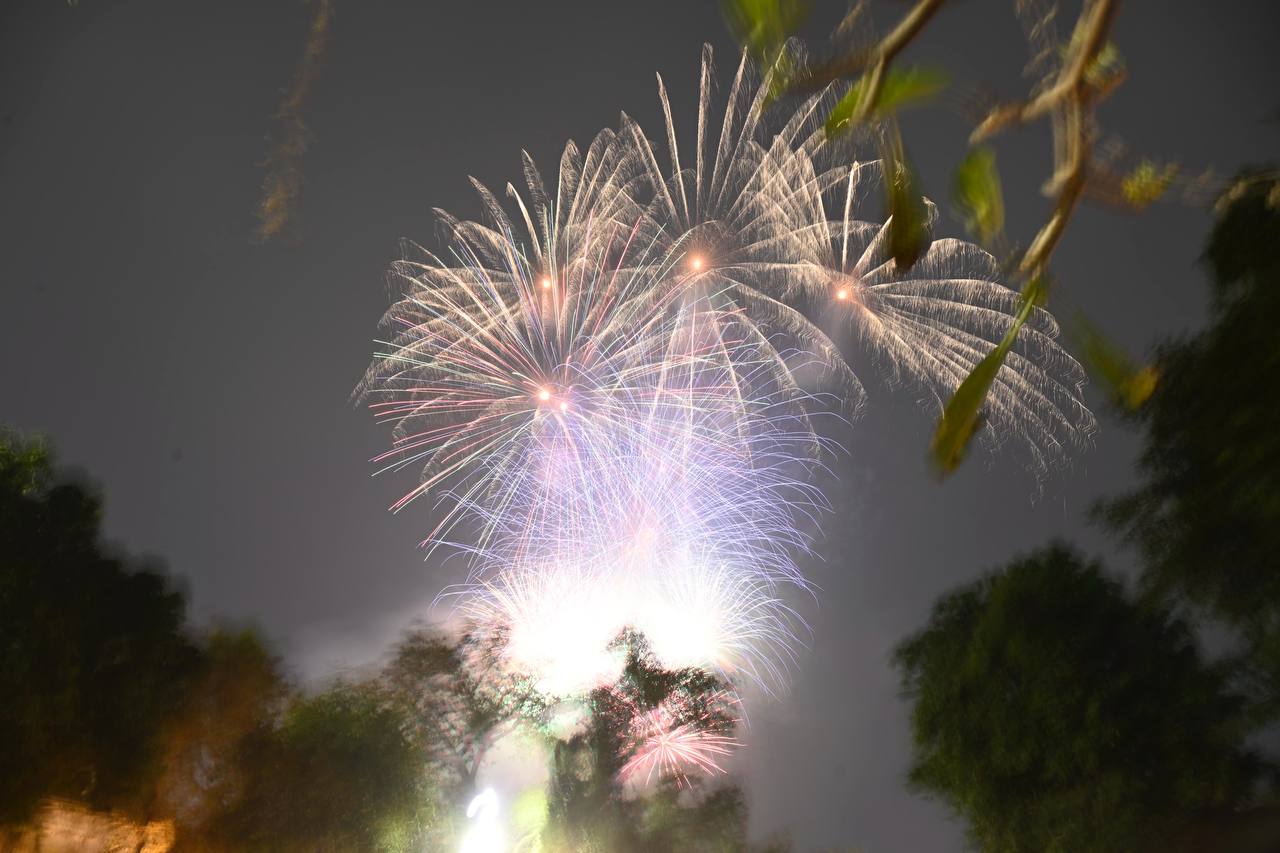 Ph&aacute;o hoa rực s&aacute;ng bầu trời, ch&agrave;o 2026!- Ảnh 2.