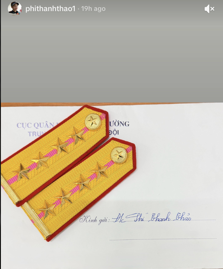 Hotgirl bắn s&uacute;ng Ph&iacute; Thanh Thảo 21 tuổi được thăng h&agrave;m Đại u&yacute;, L&yacute; Đức(U23 Việt Nam) tương t&aacute;c cực ngọt giữa tin hẹn h&ograve;- Ảnh 1.