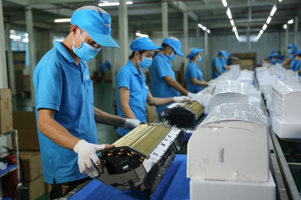 Đang l&agrave;m c&ocirc;ng nh&acirc;n vất vả 12 tiếng/ng&agrave;y, t&ocirc;i bất ngờ nhận được cuộc gọi của bố, nghe xong m&agrave; t&ocirc;i sốc l&ecirc;n sốc xuống- Ảnh 1.