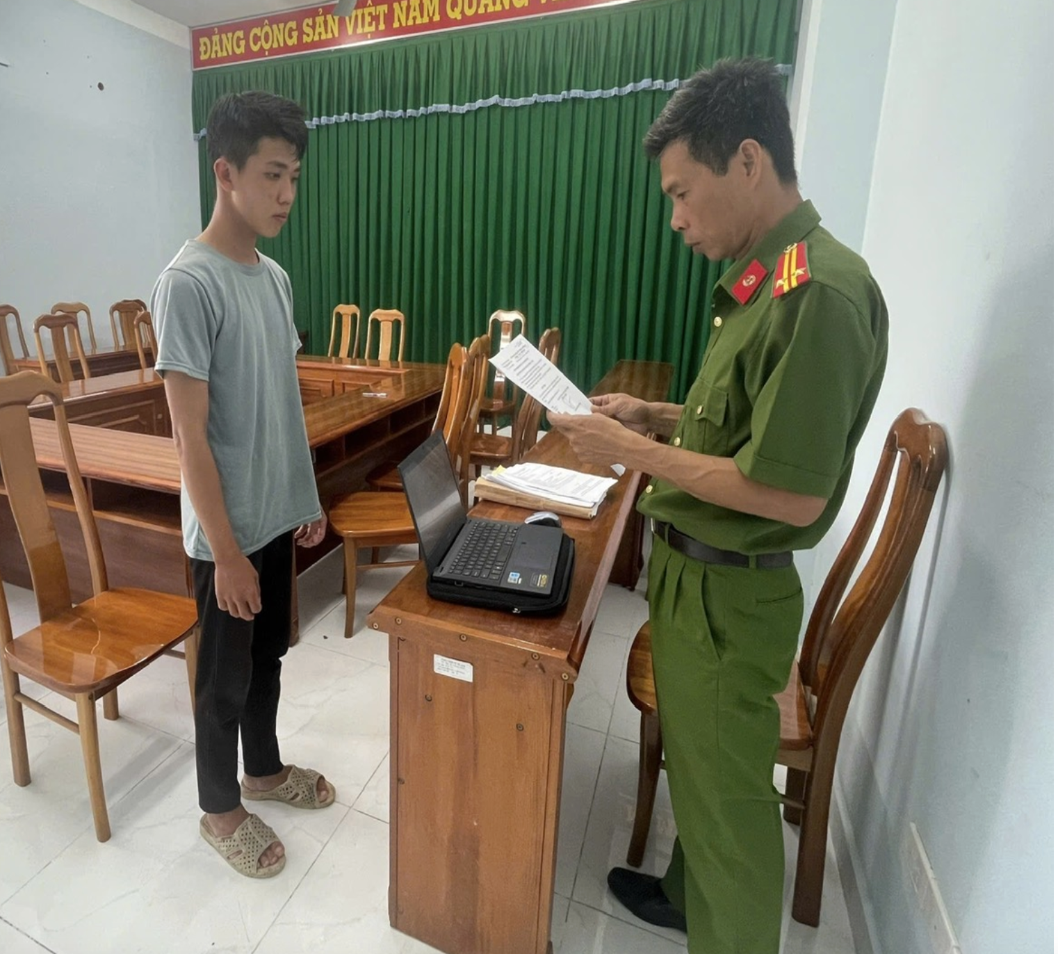 Bắt thanh niên bán vé số xâm hại thiếu nữ 14 tuổi tại Vĩnh Long - Ảnh 1. Bắt thanh niên bán vé số xâm hại thiếu nữ 14 tuổi tại Vĩnh Long - Ảnh 1.