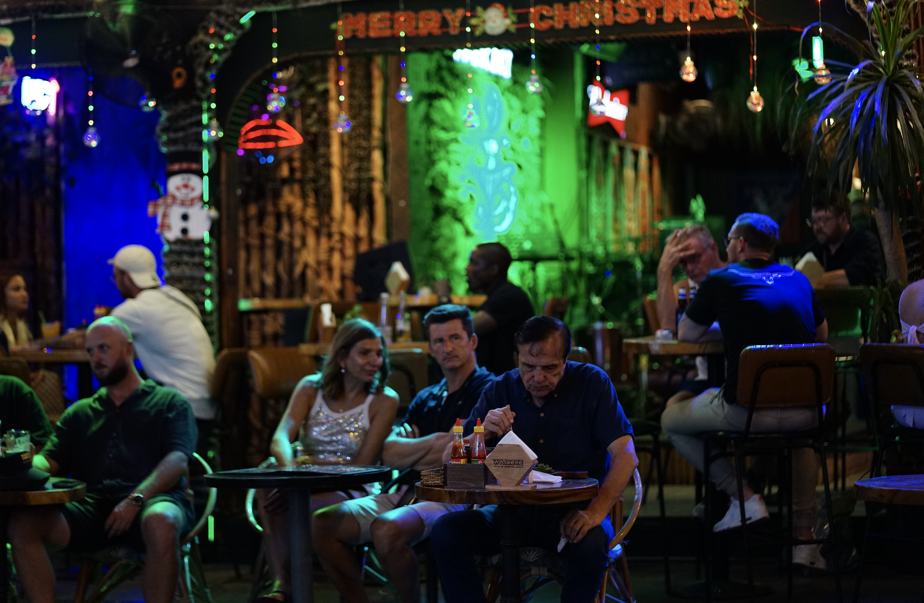 Đ&ecirc;m 31/12: Kh&aacute;ch T&acirc;y tưng bừng đ&oacute;n năm mới tại TP.HCM, giới trẻ đổ x&ocirc; đến xem ph&aacute;o hoa ở view triệu đ&ocirc; b&ecirc;n bờ s&ocirc;ng S&agrave;i G&ograve;n- Ảnh 14.