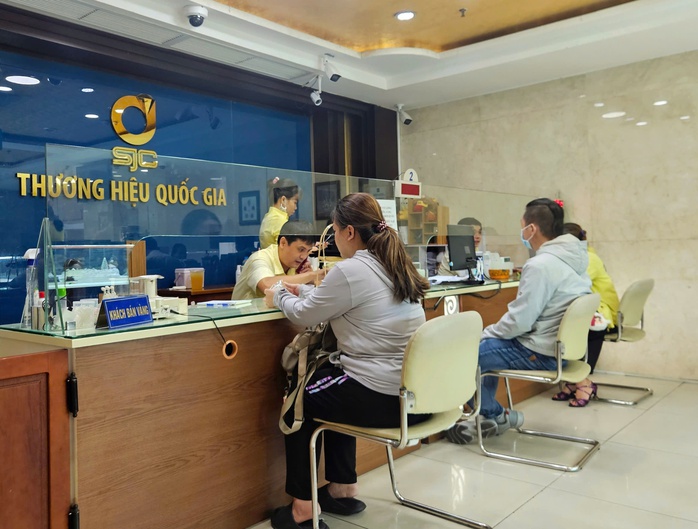 Giá vàng giảm sâu , SJC tạm ngừng giao dịch vàng miếng và vàng nhẫn - Ảnh 2. Giá vàng giảm sâu , SJC tạm ngừng giao dịch vàng miếng và vàng nhẫn - Ảnh 2.