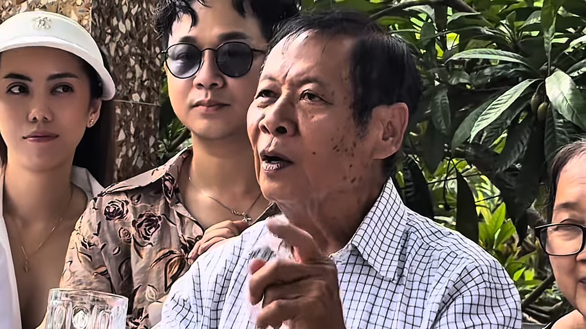 Bố ruột V&acirc;n Quang Long n&oacute;i một điều trước mộ con trai- Ảnh 2.