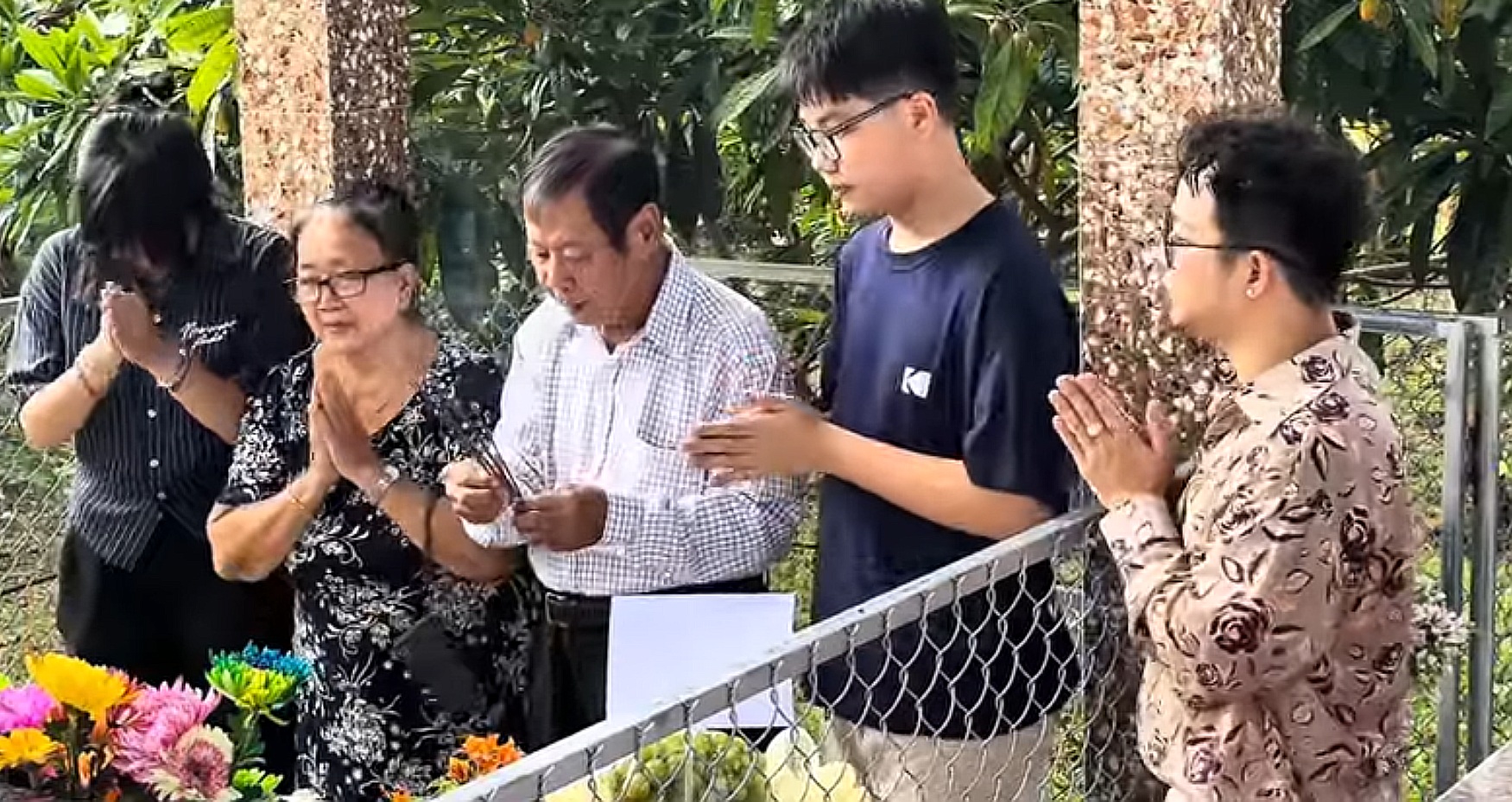 Bố ruột V&acirc;n Quang Long n&oacute;i một điều trước mộ con trai- Ảnh 1.