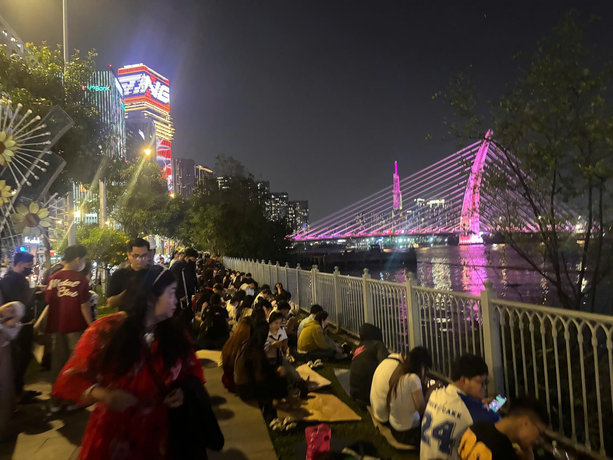 Đ&ecirc;m 31/12: Kh&aacute;ch T&acirc;y tưng bừng đ&oacute;n năm mới tại TP.HCM, giới trẻ đổ x&ocirc; đến xem ph&aacute;o hoa ở view triệu đ&ocirc; b&ecirc;n bờ s&ocirc;ng S&agrave;i G&ograve;n- Ảnh 6.