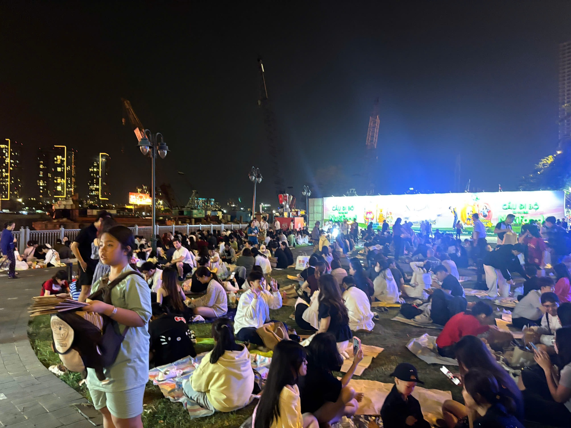 Đ&ecirc;m 31/12: Kh&aacute;ch T&acirc;y tưng bừng đ&oacute;n năm mới tại TP.HCM, giới trẻ đổ x&ocirc; đến xem ph&aacute;o hoa ở view triệu đ&ocirc; b&ecirc;n bờ s&ocirc;ng S&agrave;i G&ograve;n- Ảnh 4.