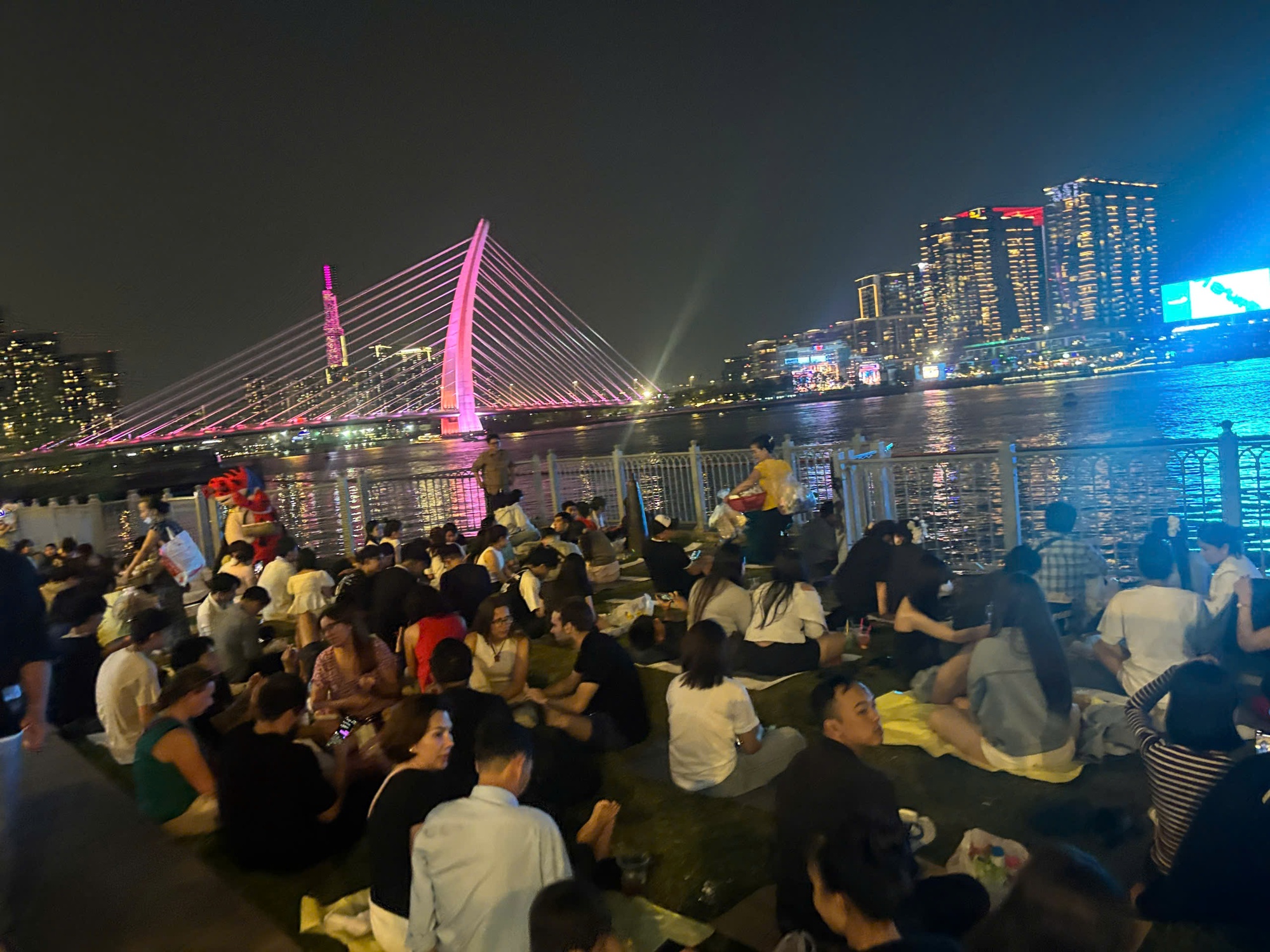 Đ&ecirc;m 31/12: Kh&aacute;ch T&acirc;y tưng bừng đ&oacute;n năm mới tại TP.HCM, giới trẻ đổ x&ocirc; đến xem ph&aacute;o hoa ở view triệu đ&ocirc; b&ecirc;n bờ s&ocirc;ng S&agrave;i G&ograve;n- Ảnh 5.