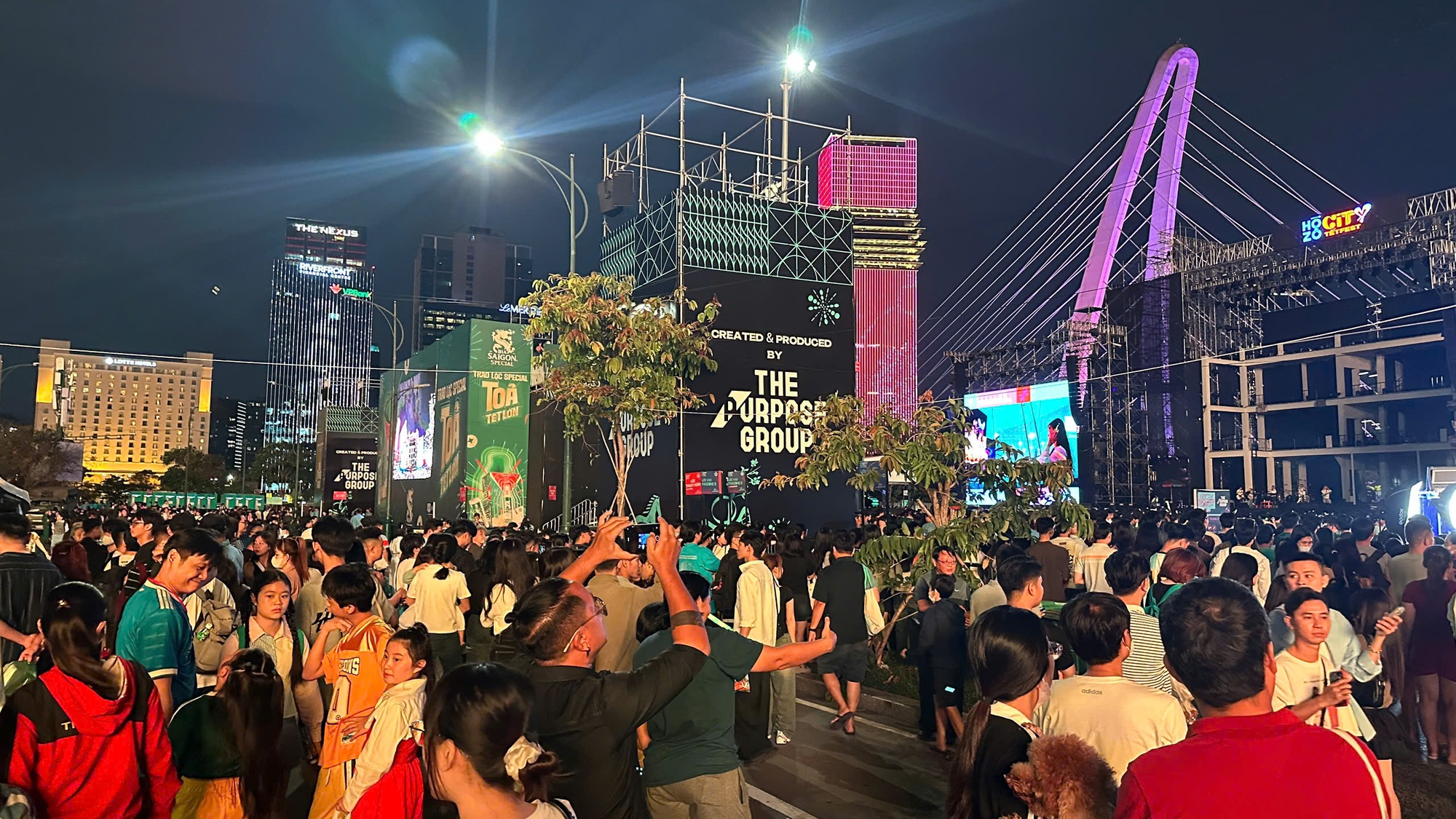 Đ&ecirc;m 31/12: Kh&aacute;ch T&acirc;y tưng bừng đ&oacute;n năm mới tại TP.HCM, giới trẻ đổ x&ocirc; đến xem ph&aacute;o hoa ở view triệu đ&ocirc; b&ecirc;n bờ s&ocirc;ng S&agrave;i G&ograve;n- Ảnh 18.