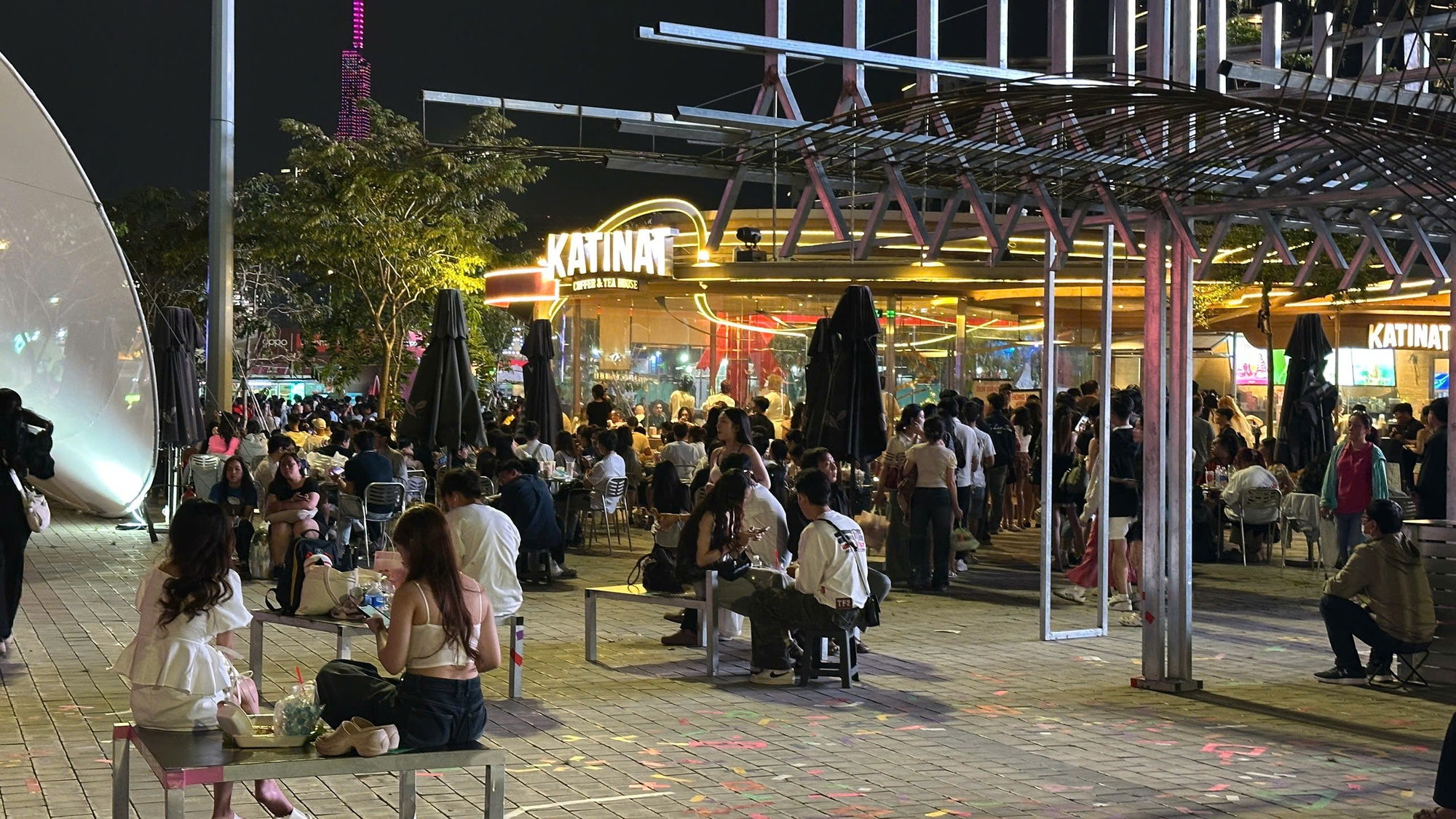 Đ&ecirc;m 31/12: Kh&aacute;ch T&acirc;y tưng bừng đ&oacute;n năm mới tại TP.HCM, giới trẻ đổ x&ocirc; đến xem ph&aacute;o hoa ở view triệu đ&ocirc; b&ecirc;n bờ s&ocirc;ng S&agrave;i G&ograve;n- Ảnh 16.