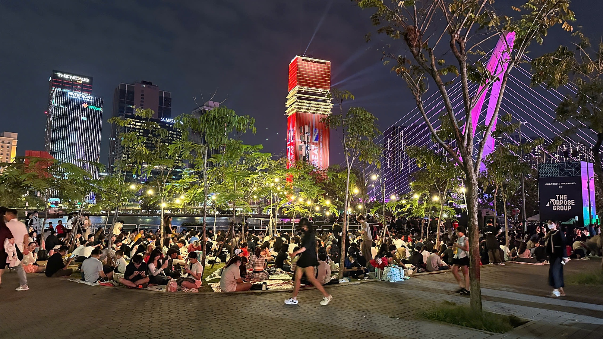 Đ&ecirc;m 31/12: Kh&aacute;ch T&acirc;y tưng bừng đ&oacute;n năm mới tại TP.HCM, giới trẻ đổ x&ocirc; đến xem ph&aacute;o hoa ở view triệu đ&ocirc; b&ecirc;n bờ s&ocirc;ng S&agrave;i G&ograve;n- Ảnh 26.