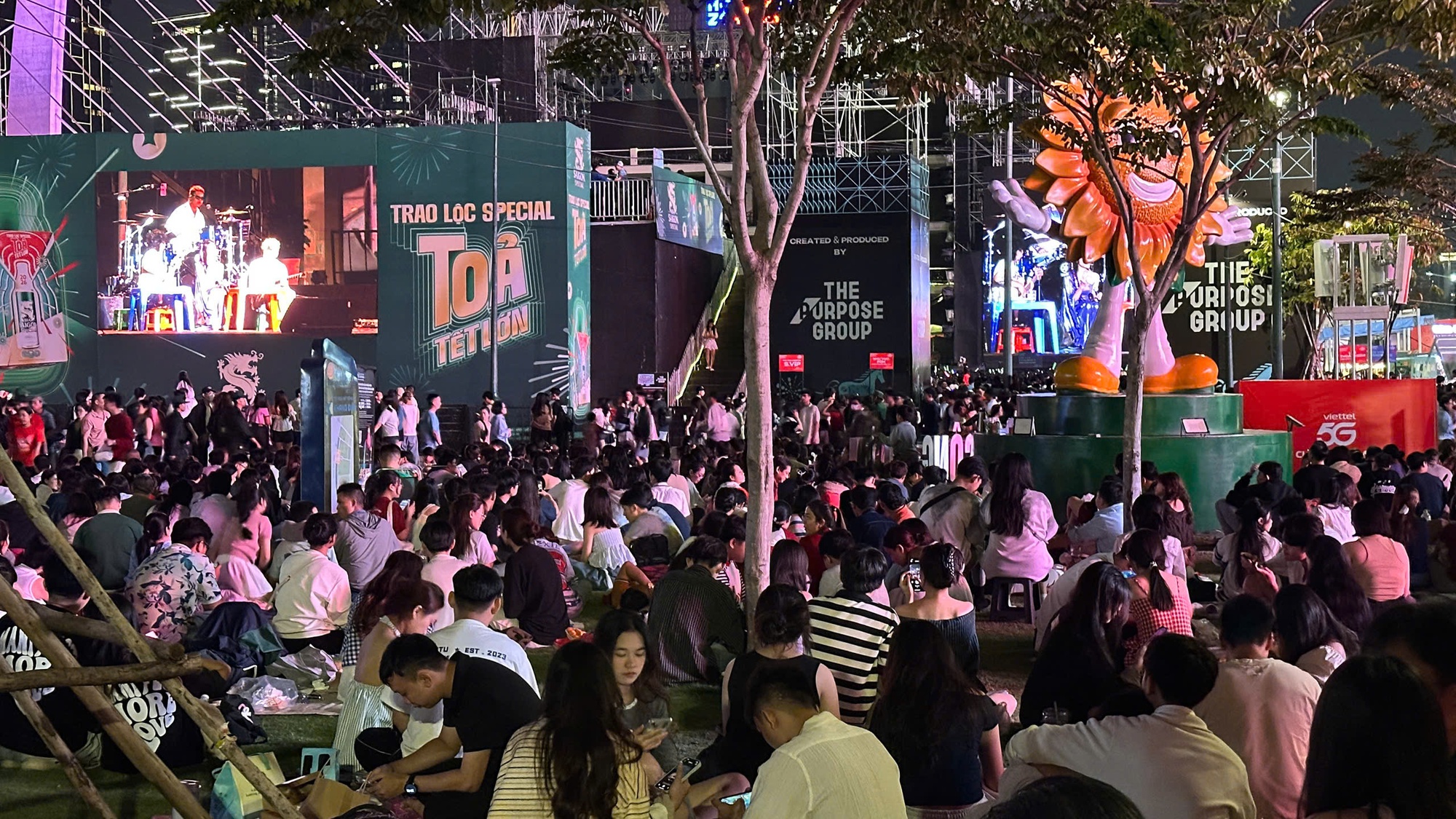 Đ&ecirc;m 31/12: Kh&aacute;ch T&acirc;y tưng bừng đ&oacute;n năm mới tại TP.HCM, giới trẻ đổ x&ocirc; đến xem ph&aacute;o hoa ở view triệu đ&ocirc; b&ecirc;n bờ s&ocirc;ng S&agrave;i G&ograve;n- Ảnh 24.