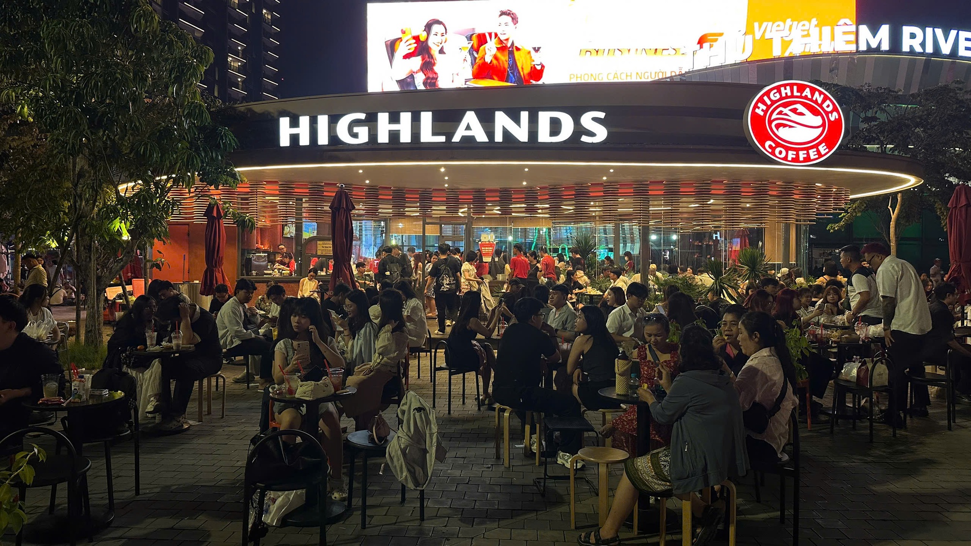 Đ&ecirc;m 31/12: Kh&aacute;ch T&acirc;y tưng bừng đ&oacute;n năm mới tại TP.HCM, giới trẻ đổ x&ocirc; đến xem ph&aacute;o hoa ở view triệu đ&ocirc; b&ecirc;n bờ s&ocirc;ng S&agrave;i G&ograve;n- Ảnh 19.