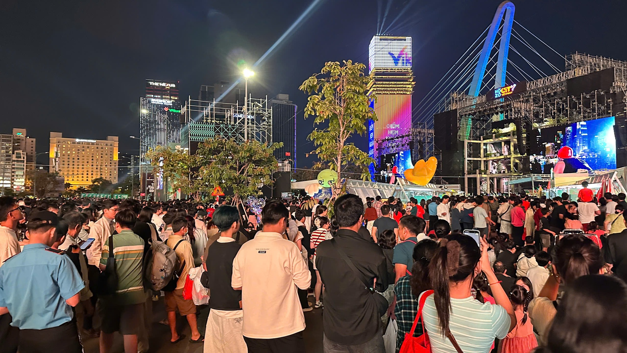 Đ&ecirc;m 31/12: Kh&aacute;ch T&acirc;y tưng bừng đ&oacute;n năm mới tại TP.HCM, giới trẻ đổ x&ocirc; đến xem ph&aacute;o hoa ở view triệu đ&ocirc; b&ecirc;n bờ s&ocirc;ng S&agrave;i G&ograve;n- Ảnh 25.