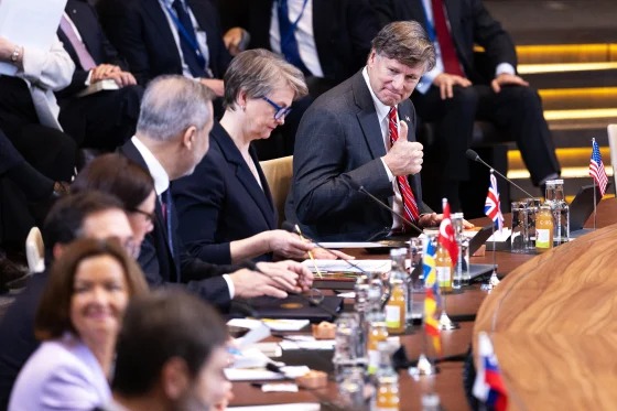 32 nước họp khẩn, Ngoại trưởng Mỹ hành động bất thường - Ảnh 1.