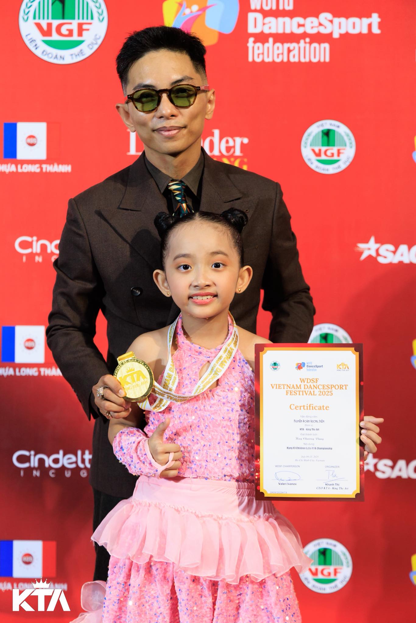 Hai con gái xinh yêu như công chúa giúp Khánh Thi "quản chặt" Phan Hiển - Ảnh 8.