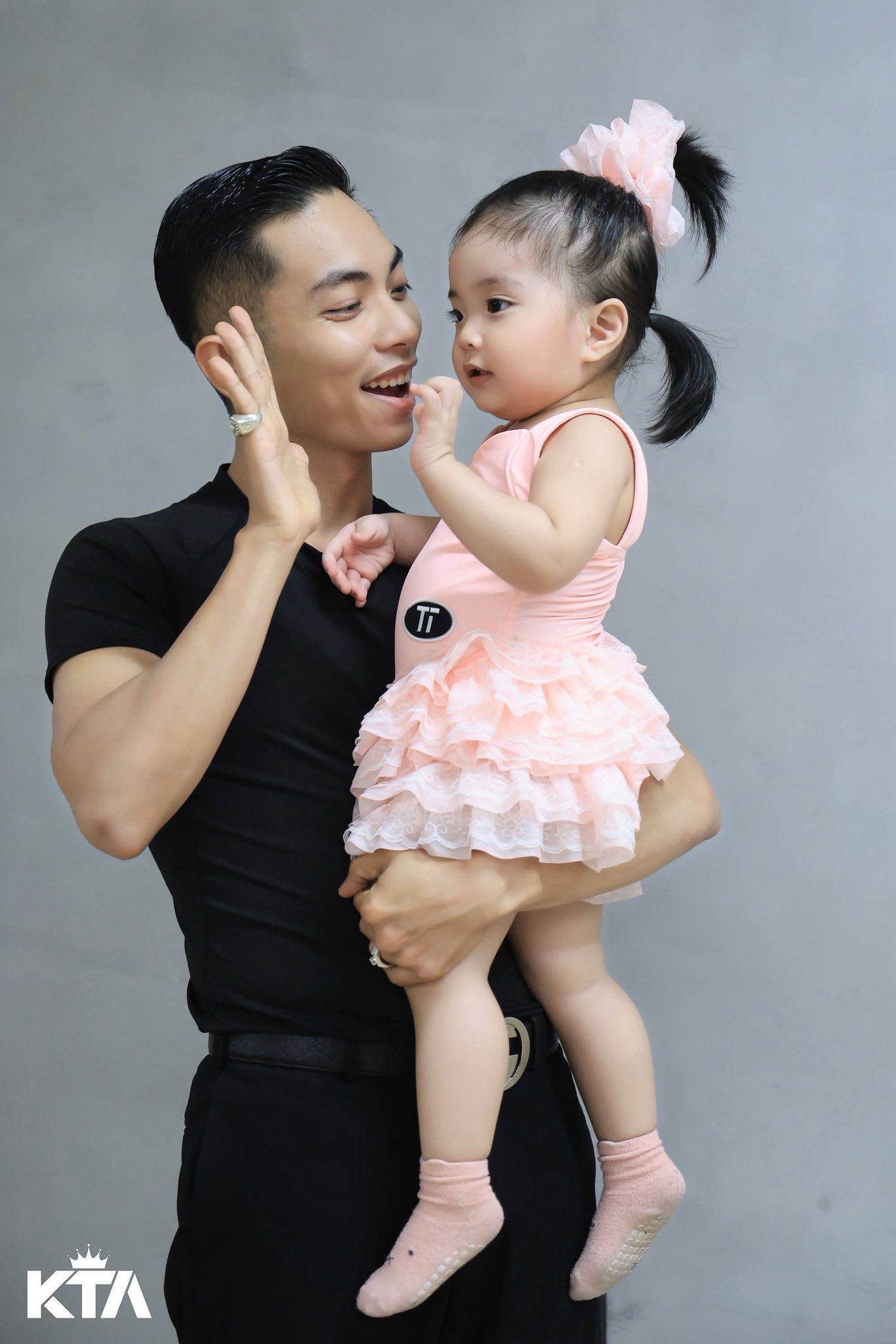 Hai con gái xinh yêu như công chúa giúp Khánh Thi "quản chặt" Phan Hiển - Ảnh 6.