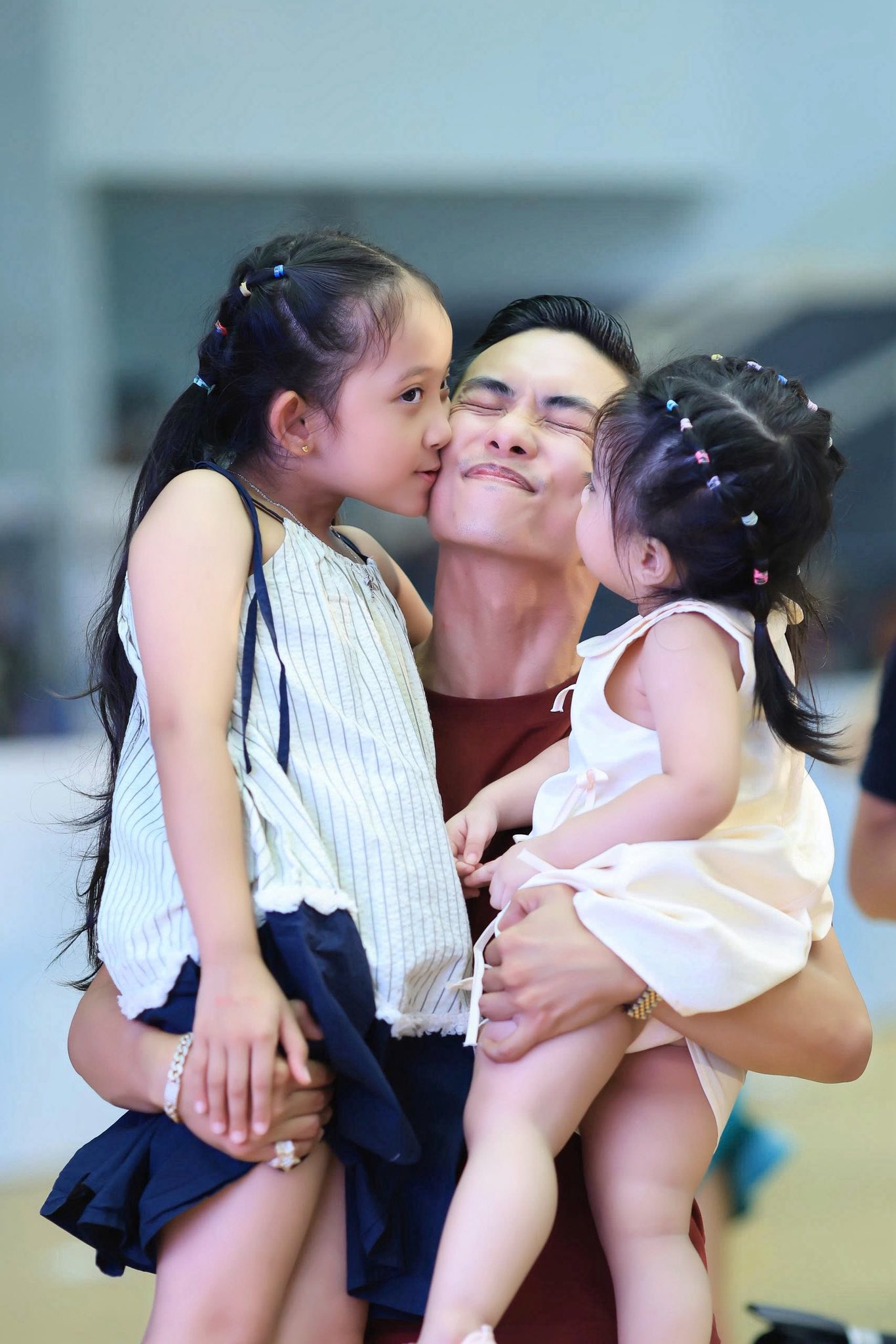 Hai con gái xinh yêu như công chúa giúp Khánh Thi "quản chặt" Phan Hiển - Ảnh 4.