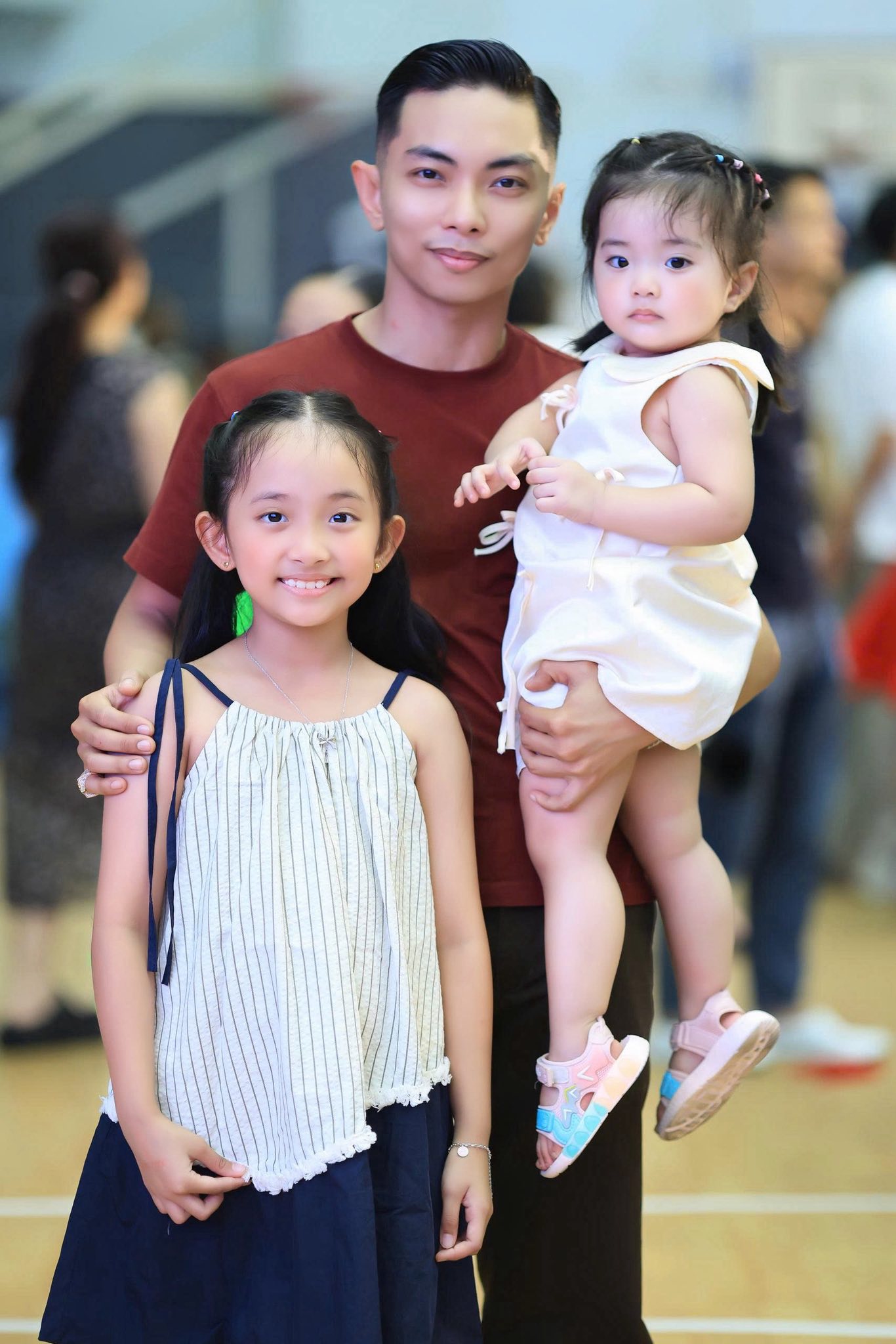 Hai con gái xinh yêu như công chúa giúp Khánh Thi "quản chặt" Phan Hiển - Ảnh 3.